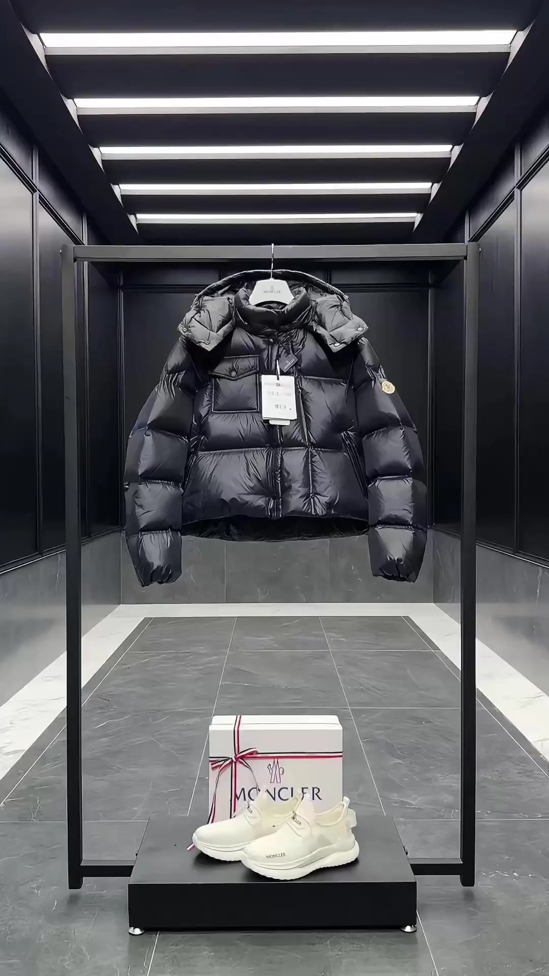 Moncler Down Jackets — 77ae8397