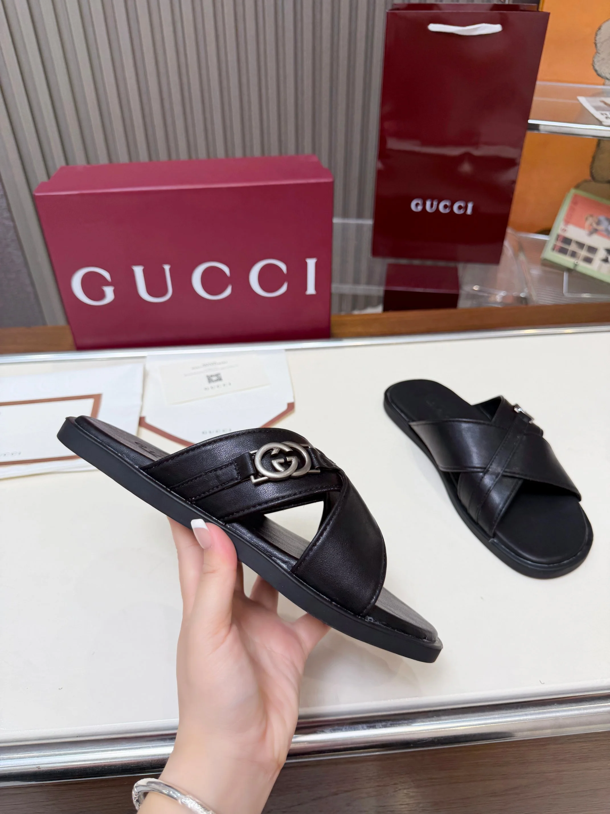 Gucci Slippers — 10977d48