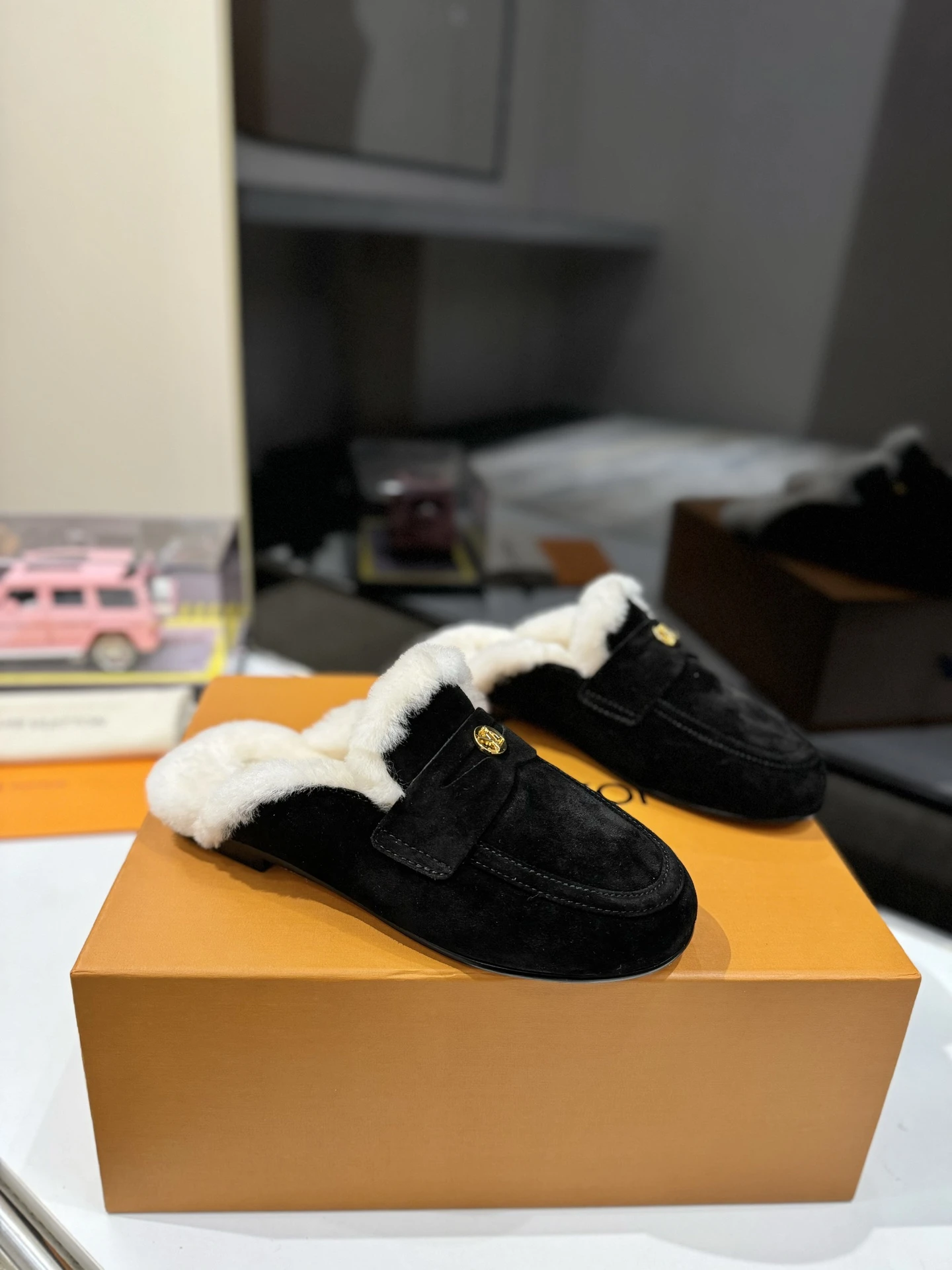 Louis Vuitton Slippers — 0a48b82e
