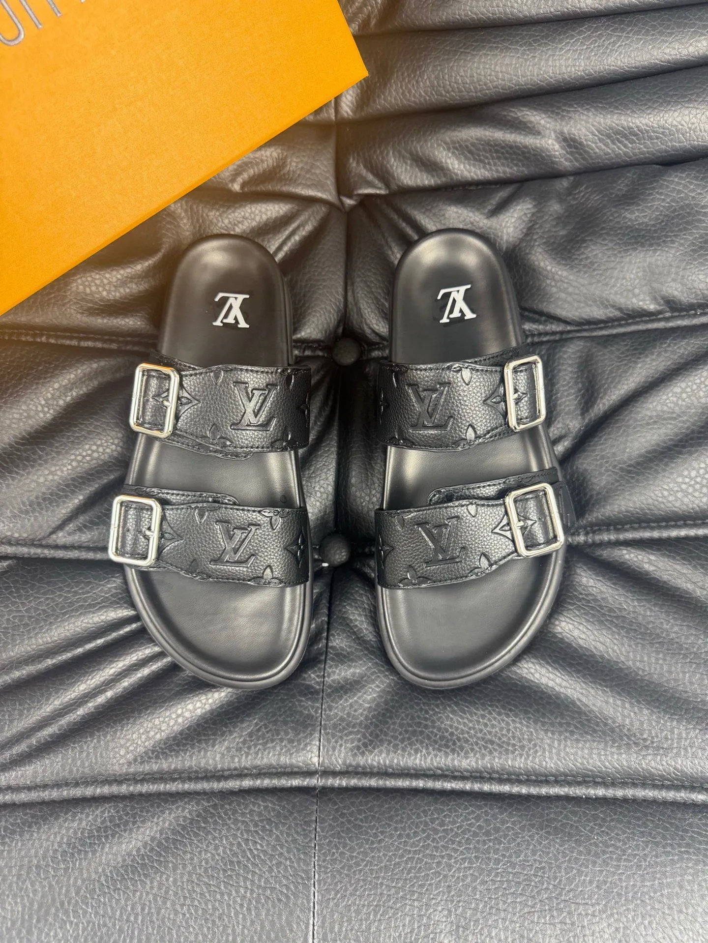 Louis Vuitton Slippers — 2082de28