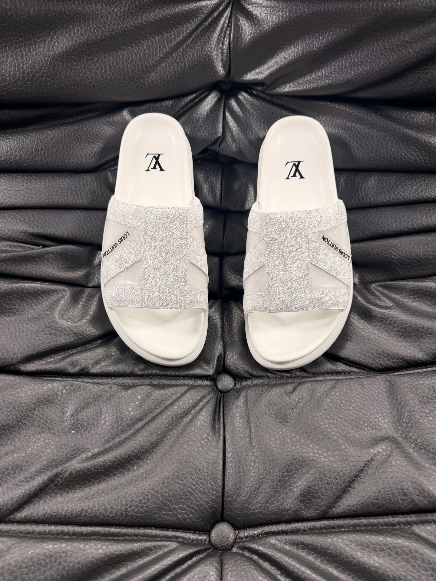Louis Vuitton Slippers — 26b71065