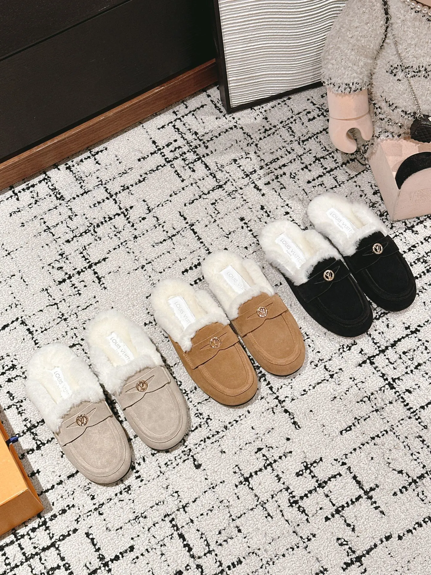 Louis Vuitton Slippers — 49685487