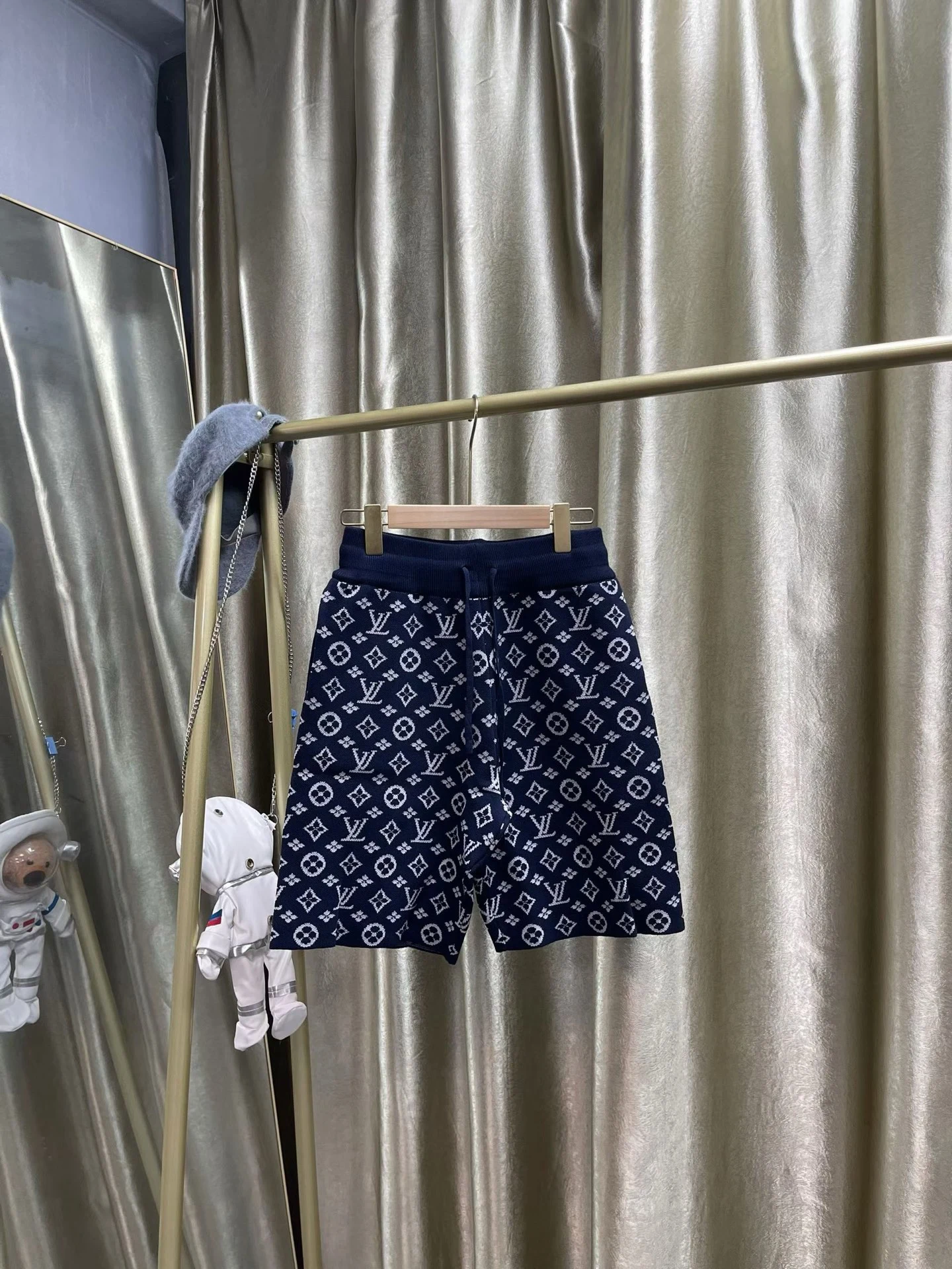 Louis Vuitton Shorts — 50d7252e