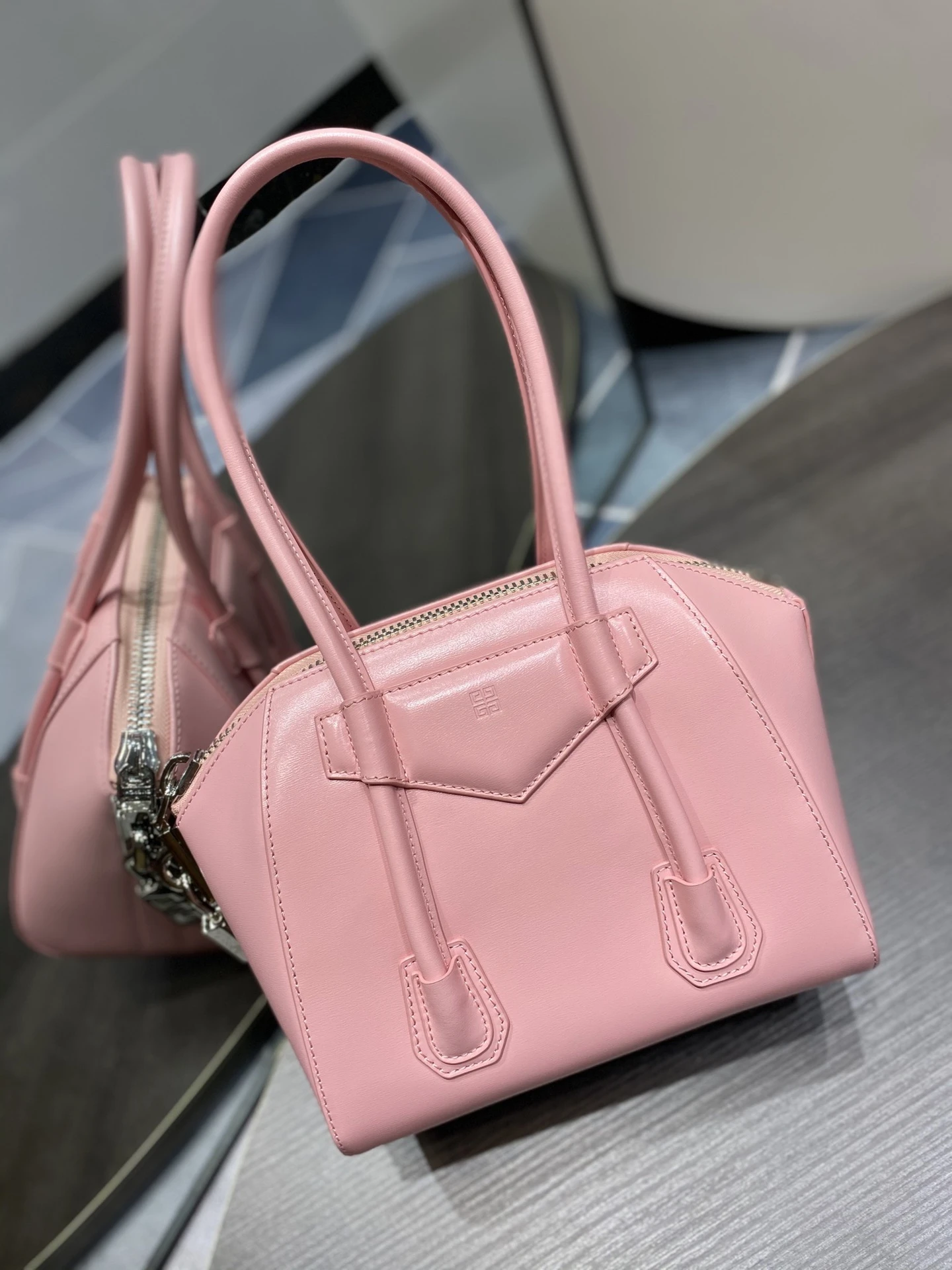 Givenchy Bag — 069b224c