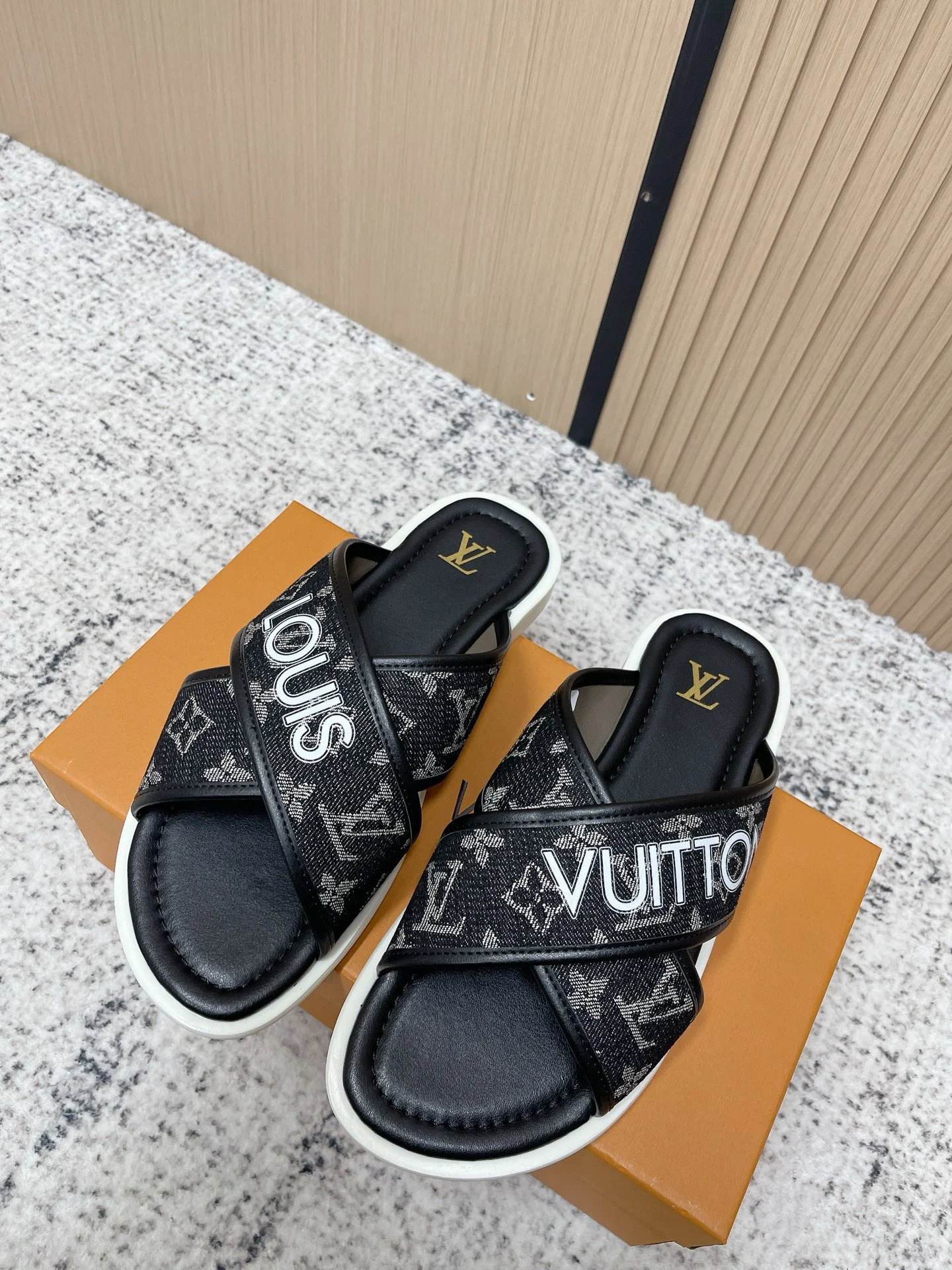 Louis Vuitton Slippers — 8877b928