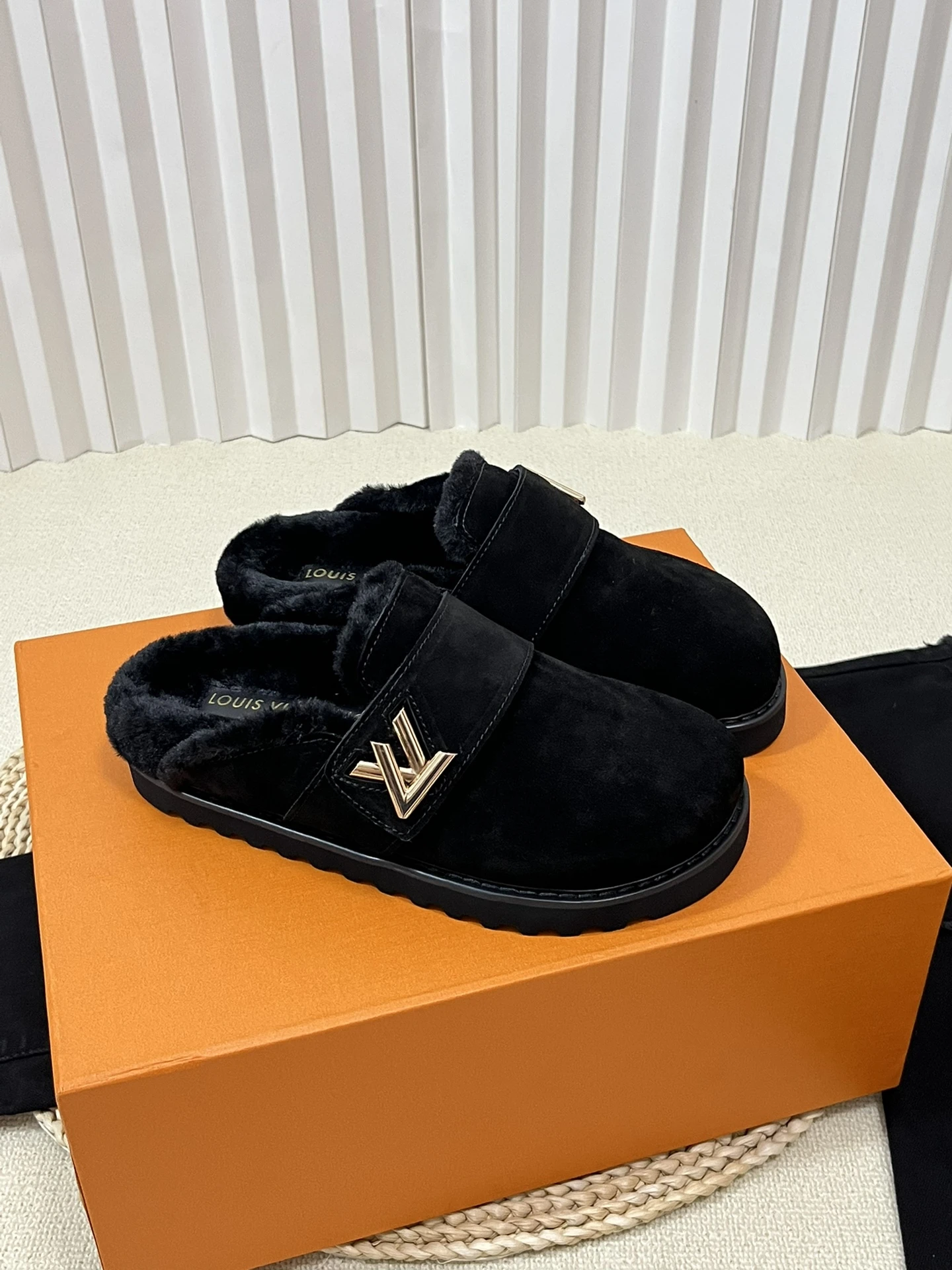 Louis Vuitton Slippers — 42576310