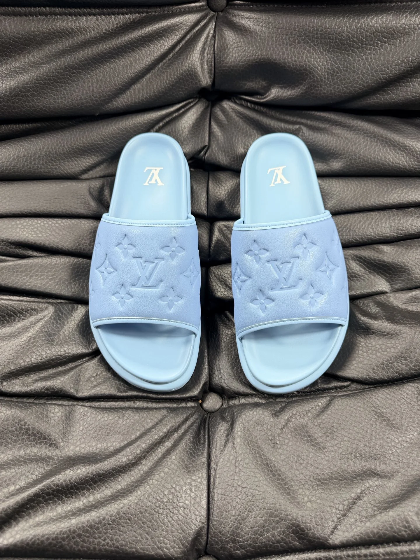 Louis Vuitton Slippers — 1d6ed892