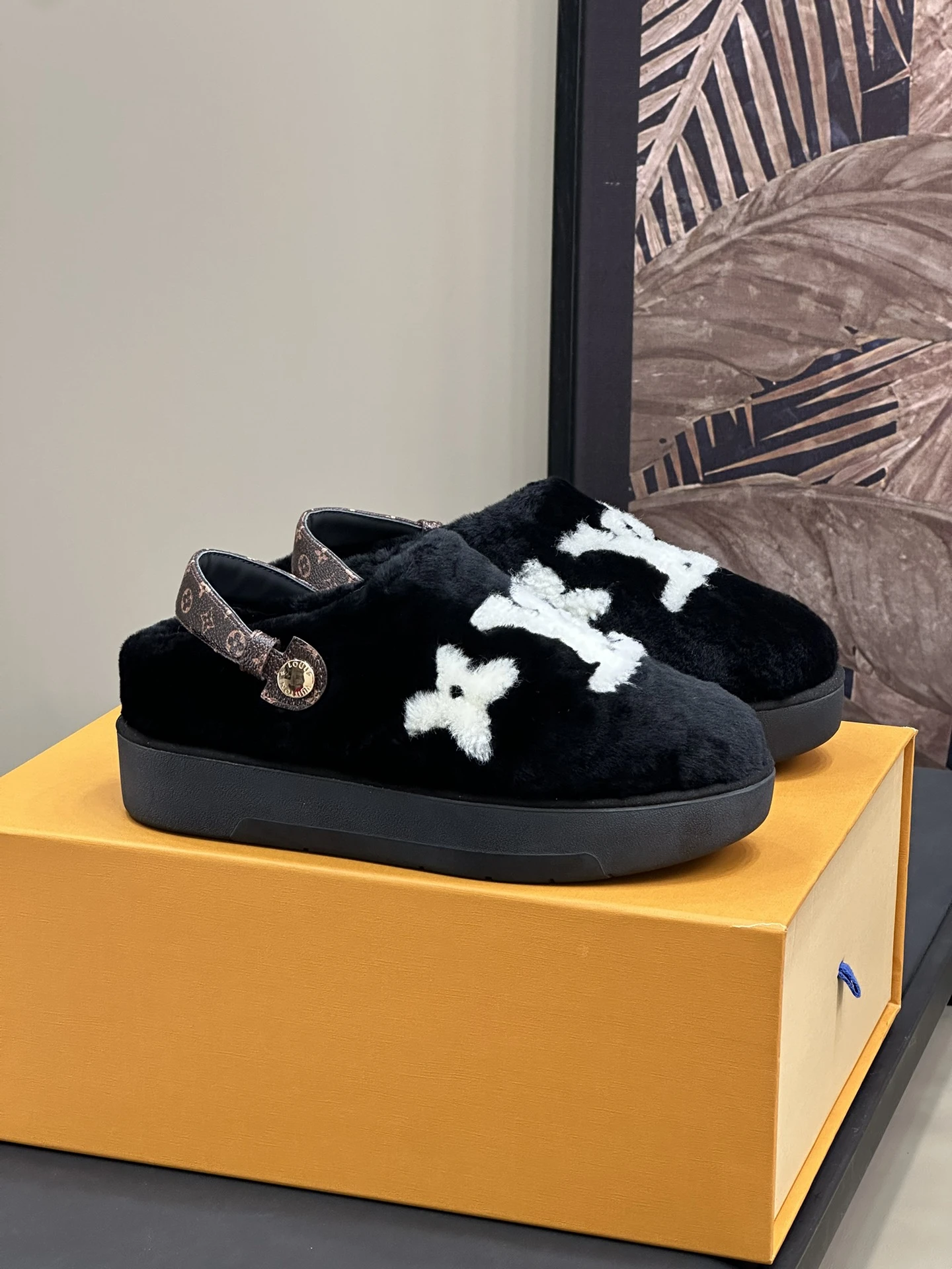 Louis Vuitton Slippers — 5fec9b1b