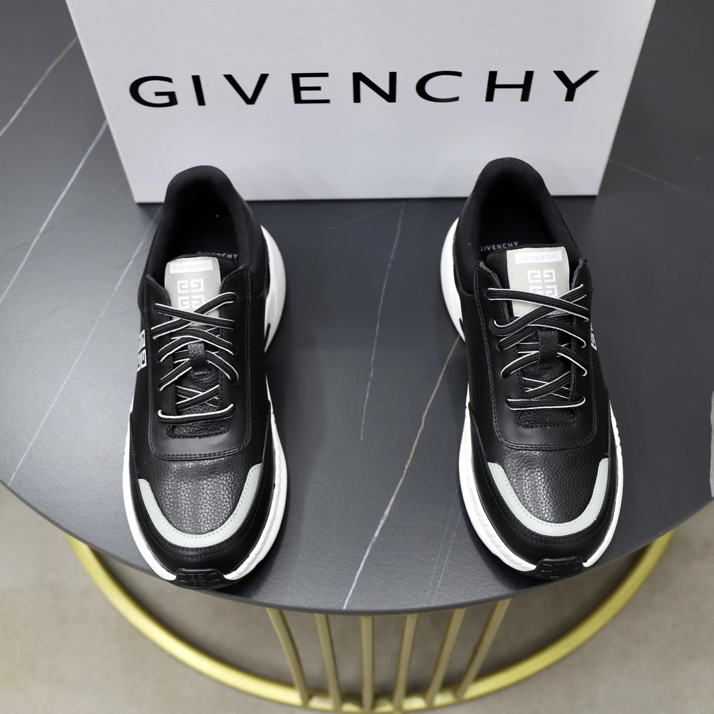 Givenchy Sneakers — 74e526c0