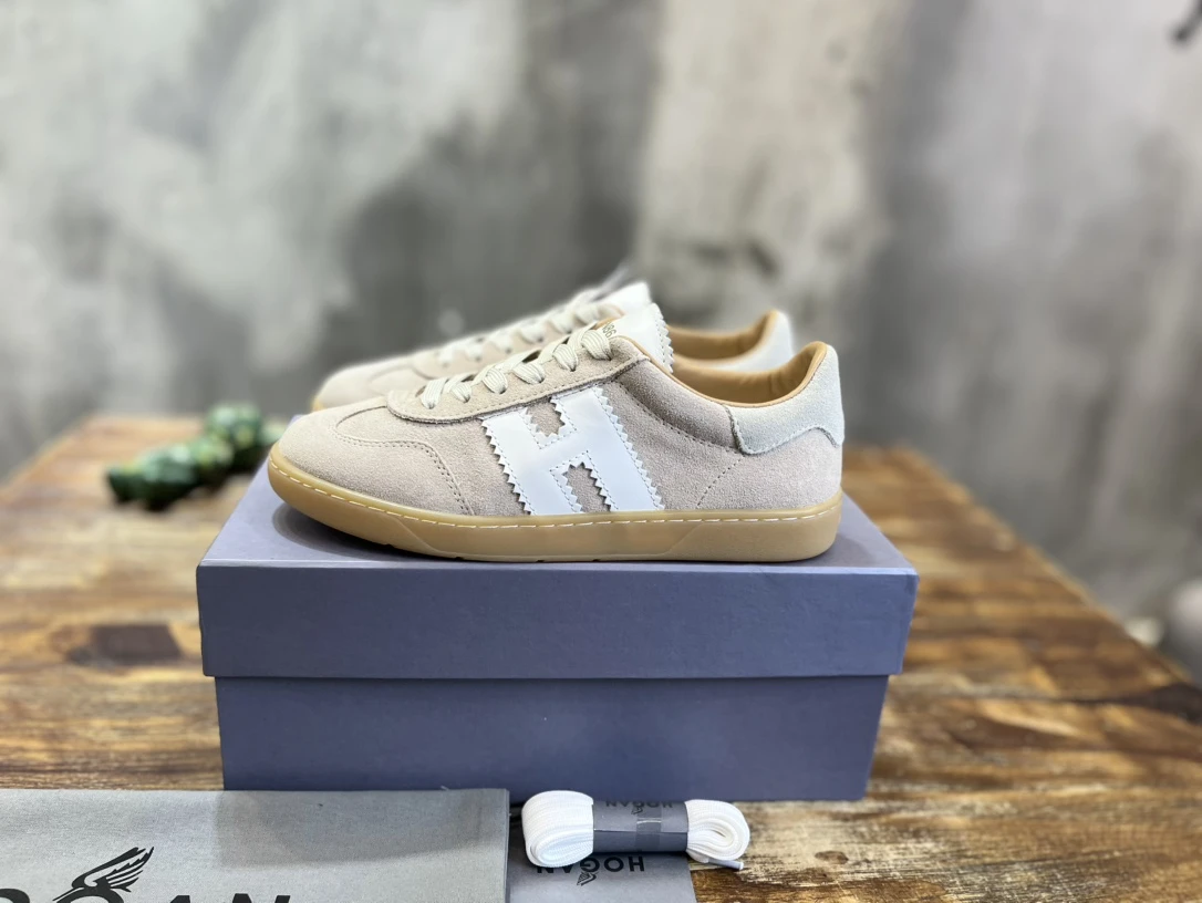 Sneakers — 73b25241