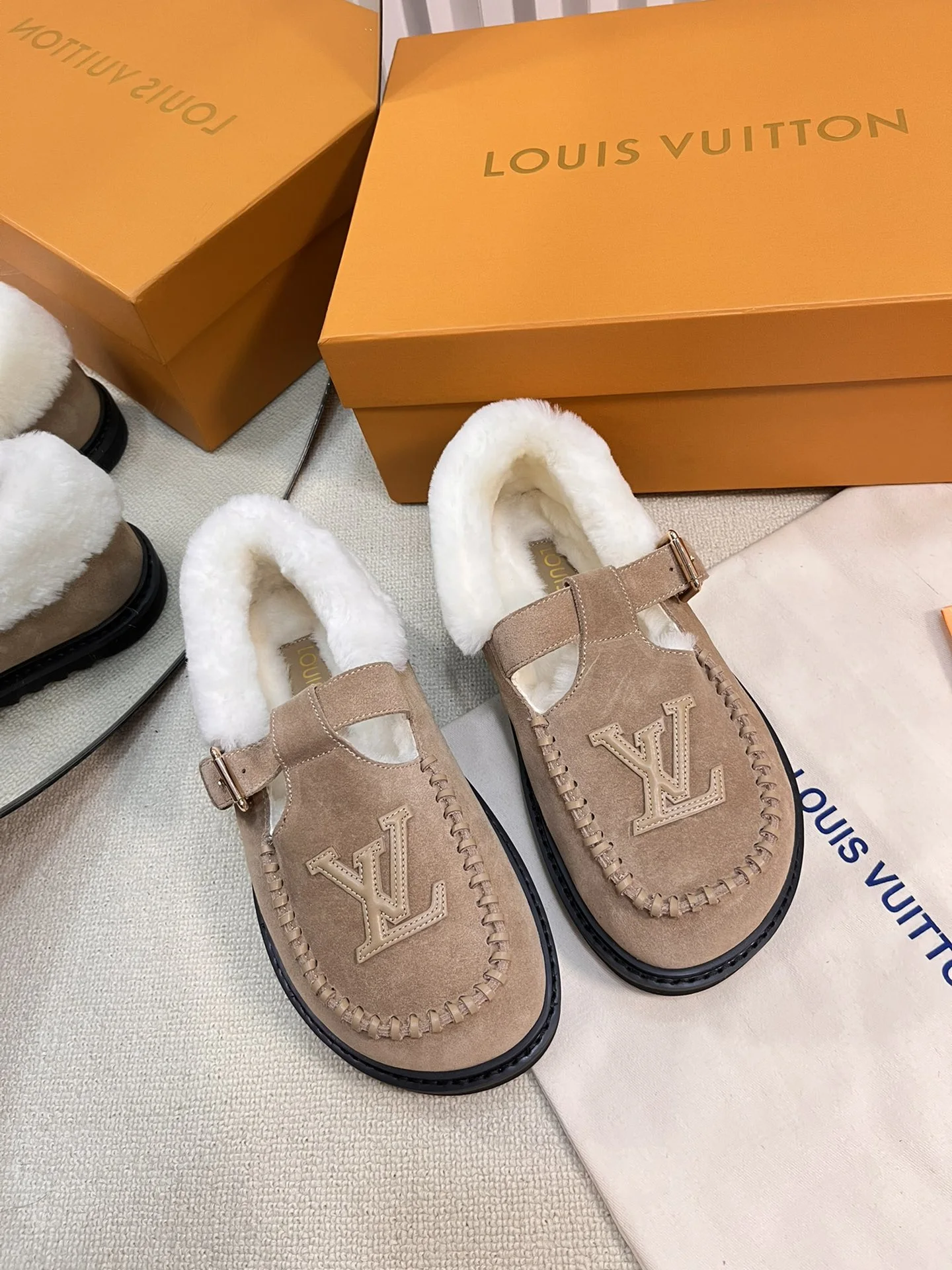 Louis Vuitton Slippers — 907f417e