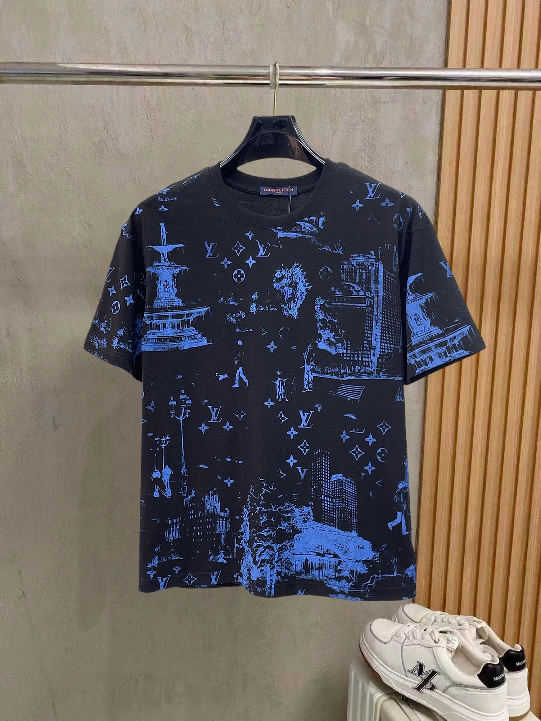 Louis Vuitton T-Shirt — 7b6e6f0b