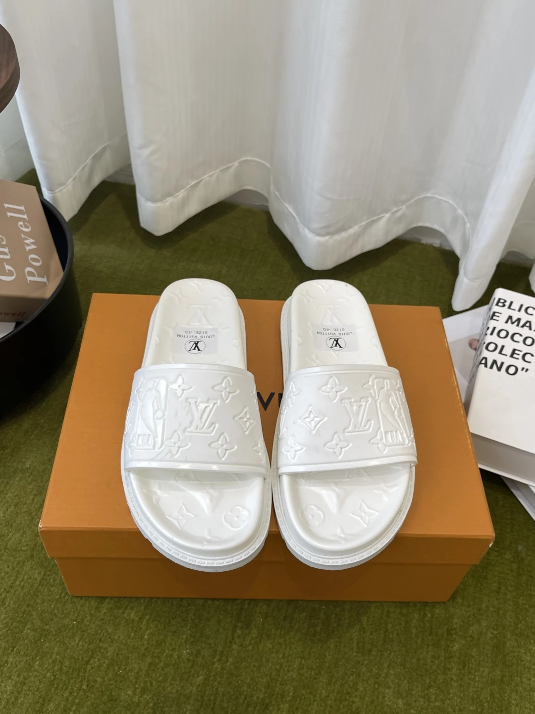 Louis Vuitton Slippers — 63484c18