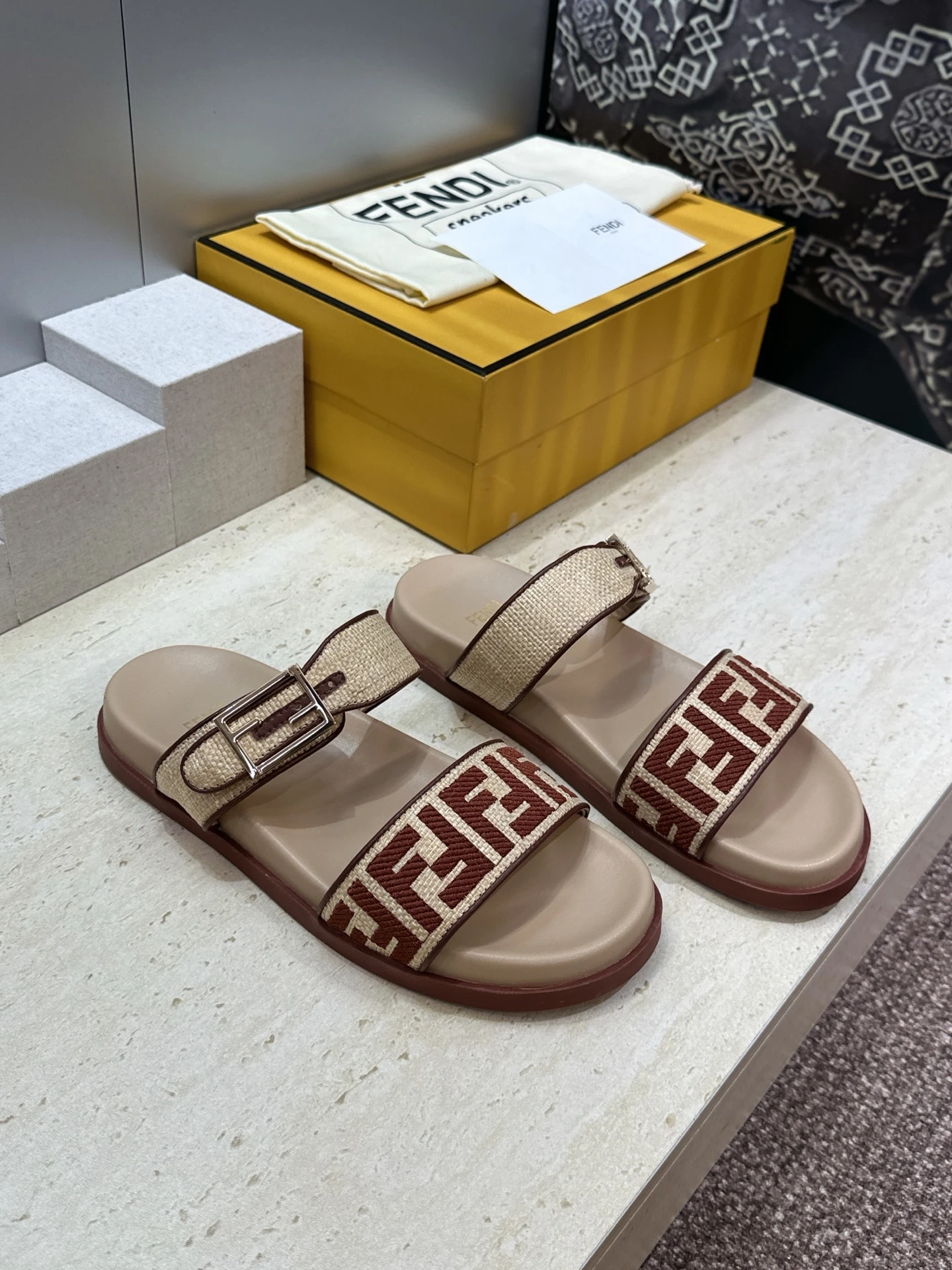 Fendi Slippers — f18d870f