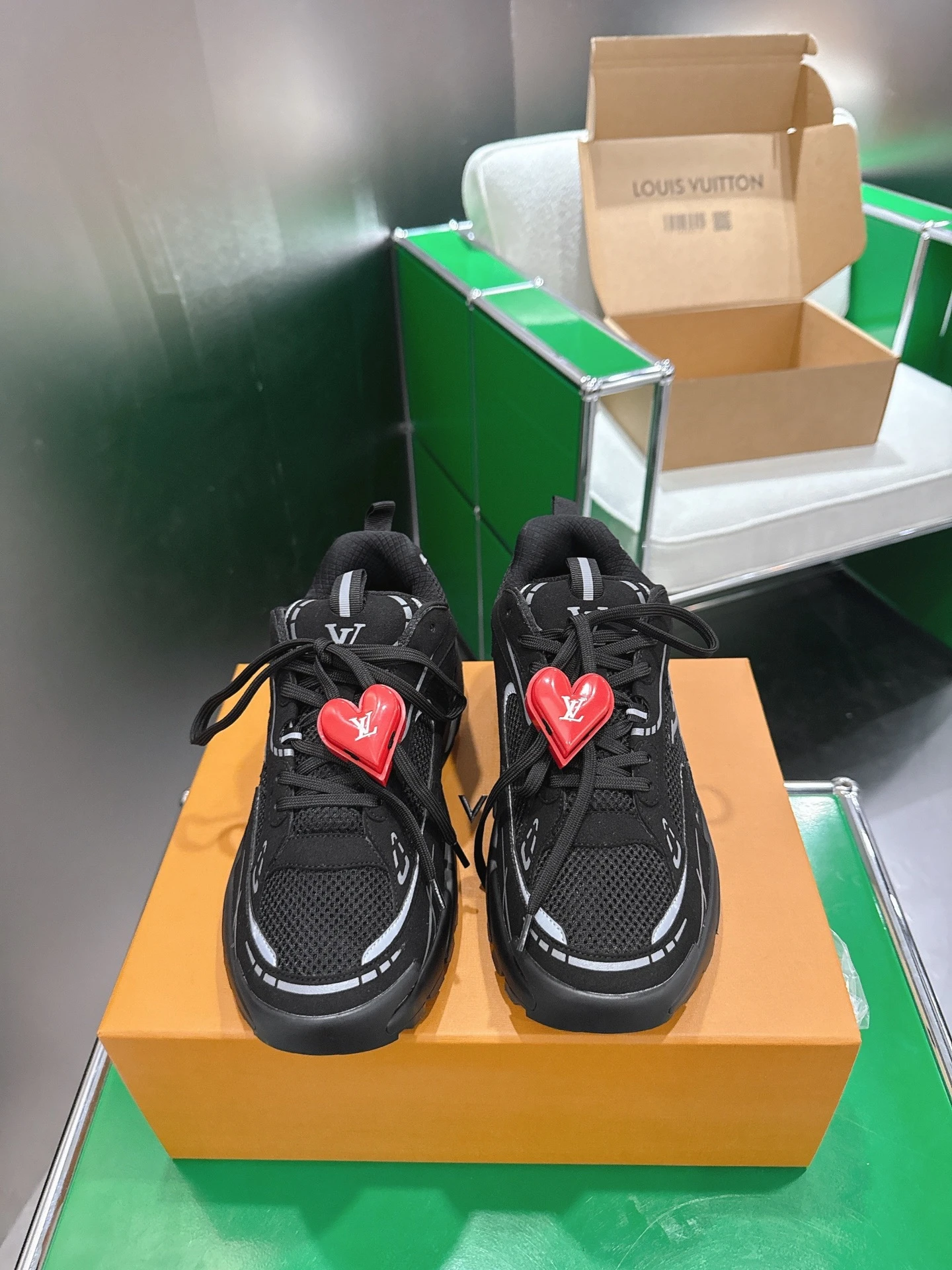 Louis Vuitton Sneakers — 76b135e5