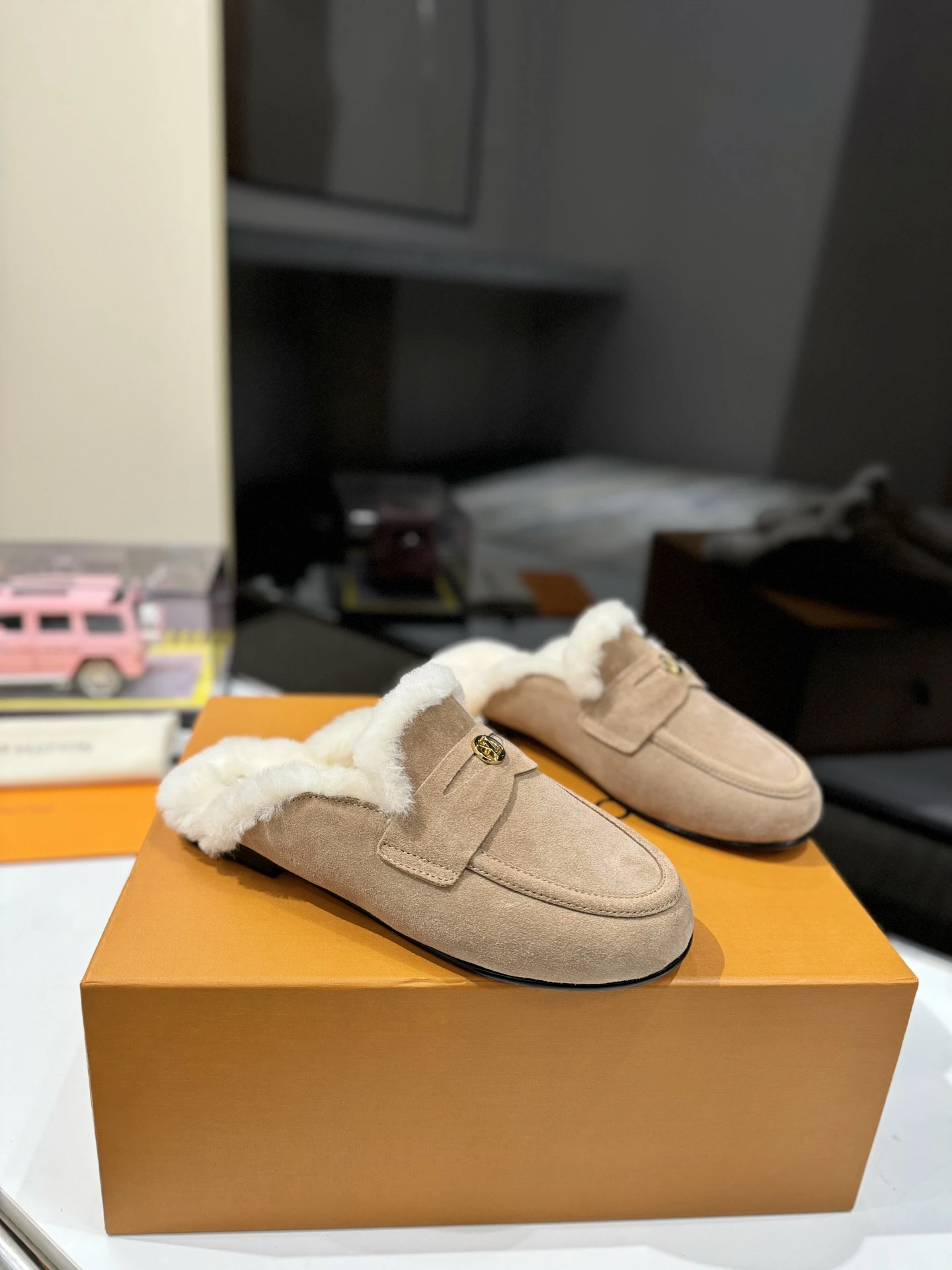 Louis Vuitton Slippers — e2f16341