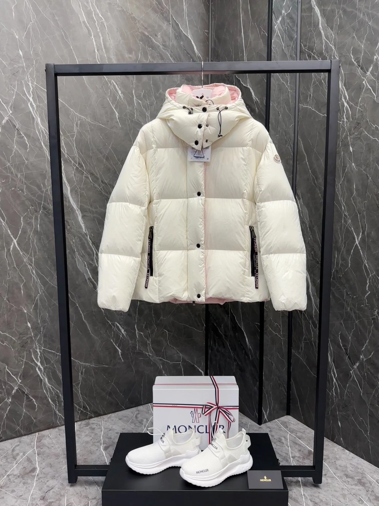 Moncler Down Jacket — a9333996
