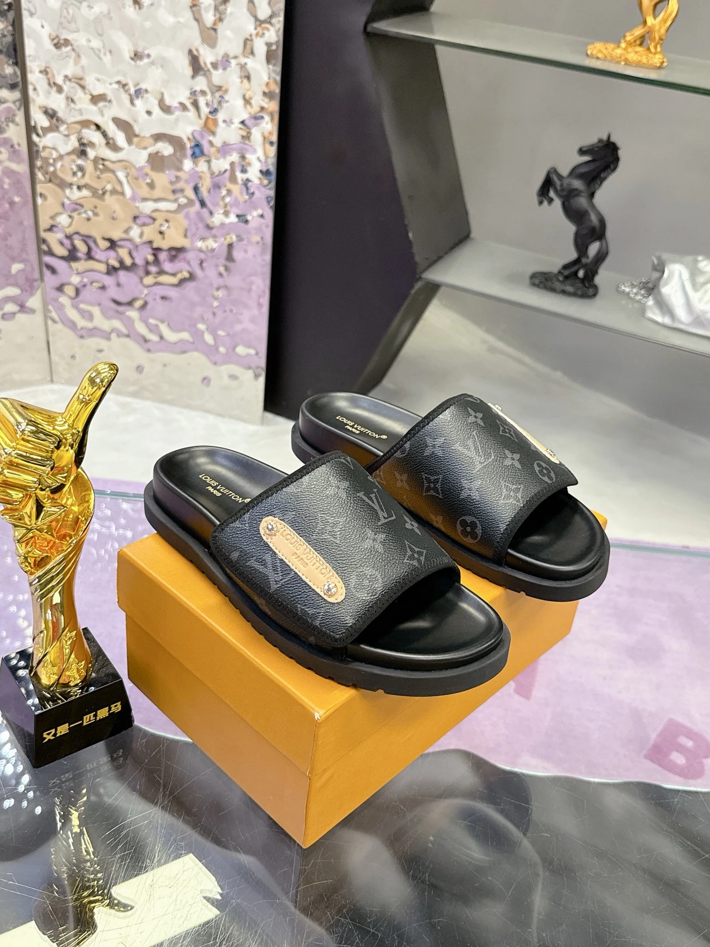 Louis Vuitton Slippers — c429788f