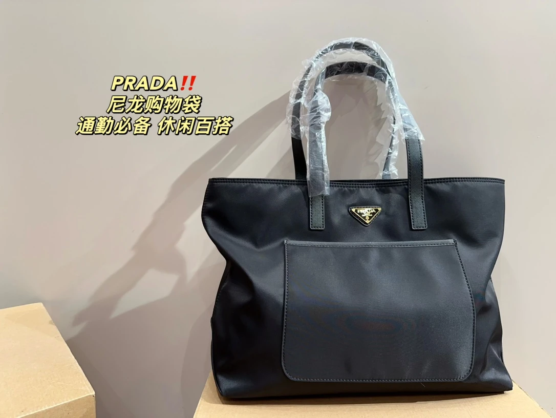 Prada Bag — e6a282c7