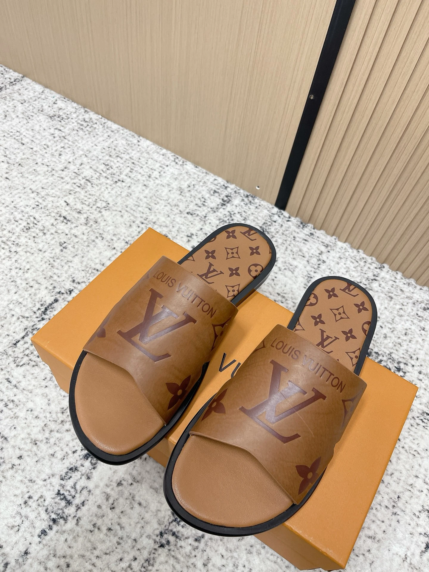 Louis Vuitton Slippers — d9d2bc3f