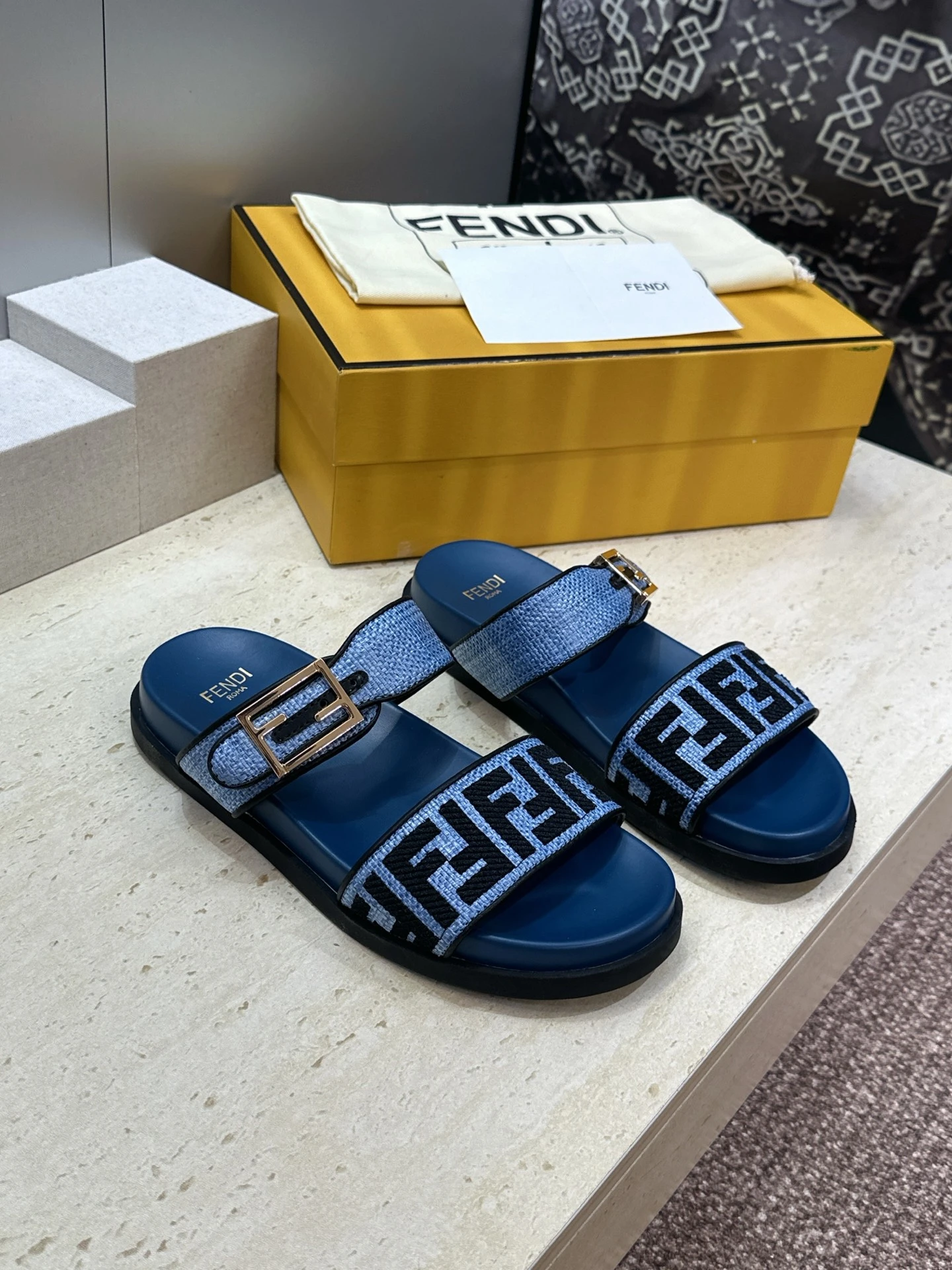 Fendi Slippers — 279fe37e