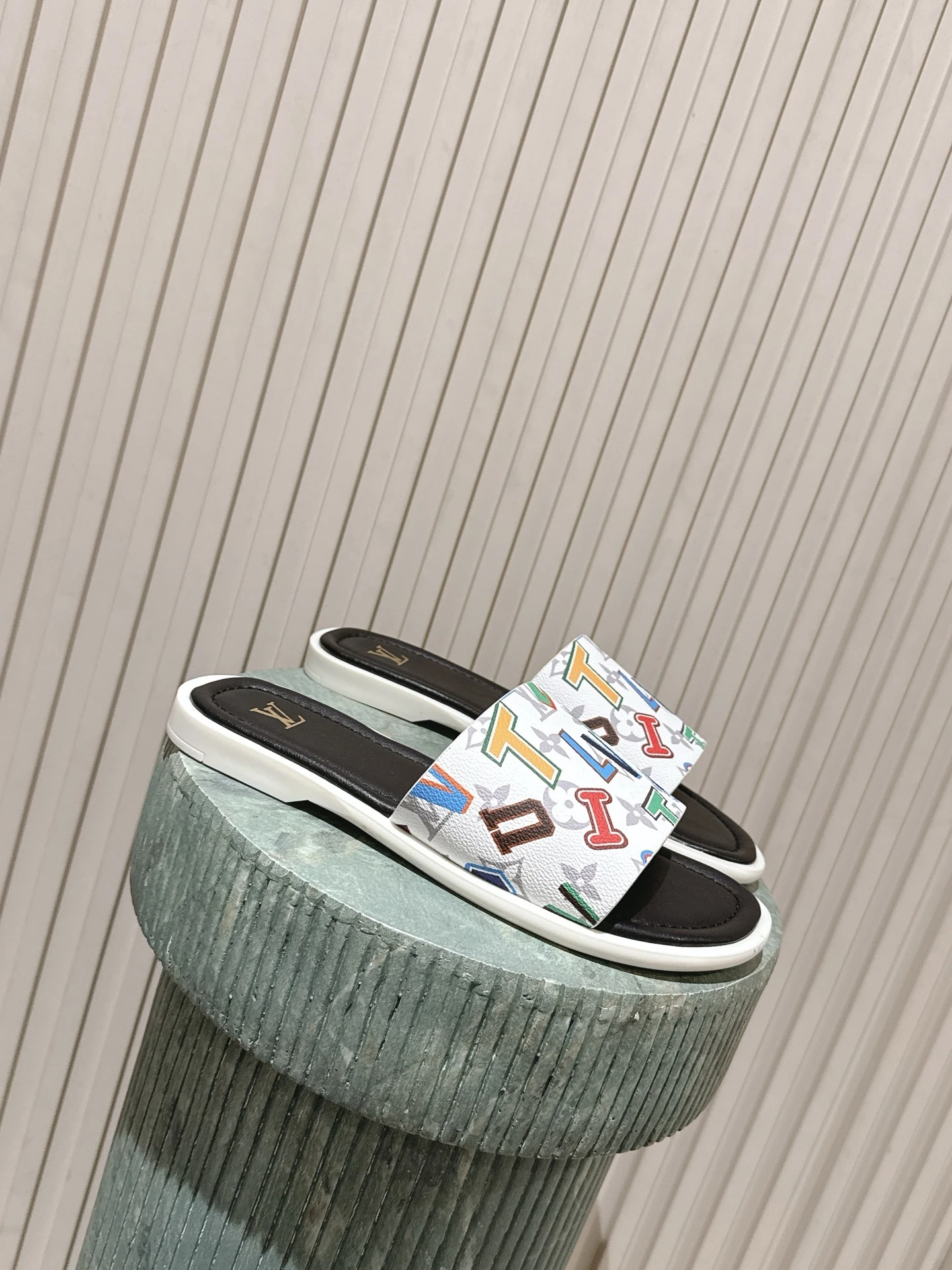Louis Vuitton Slides — 27904078