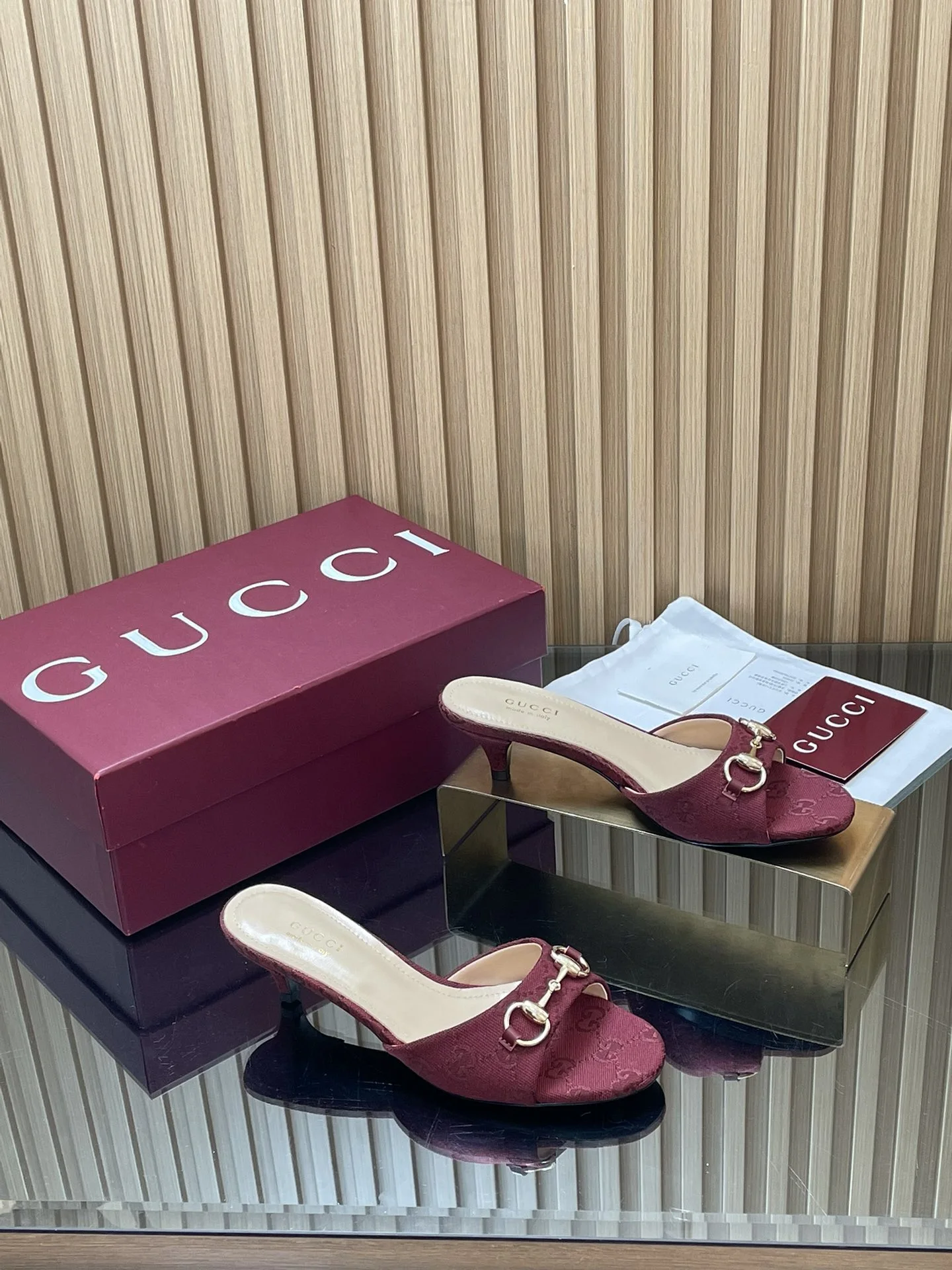 Gucci Slippers — f5043619