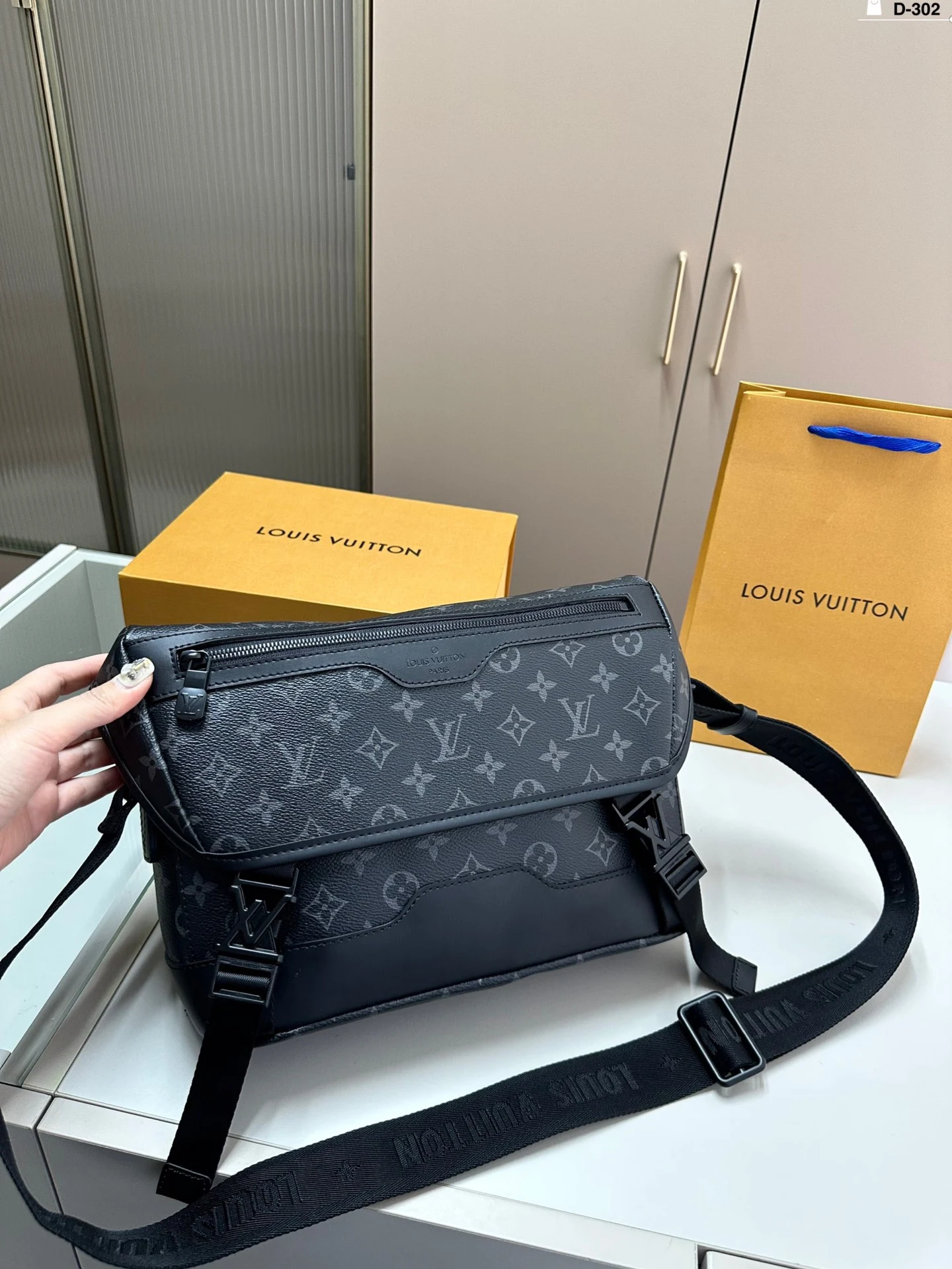 Louis Vuitton Bag — 58f6fd61