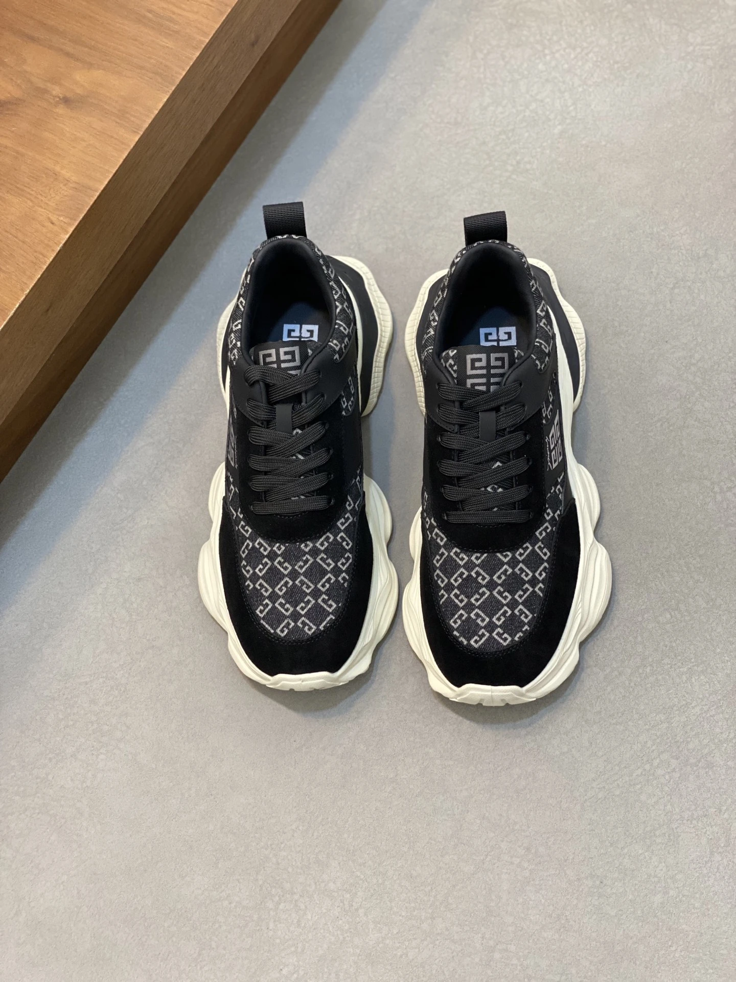 Givenchy Sneakers — e1cb50bf