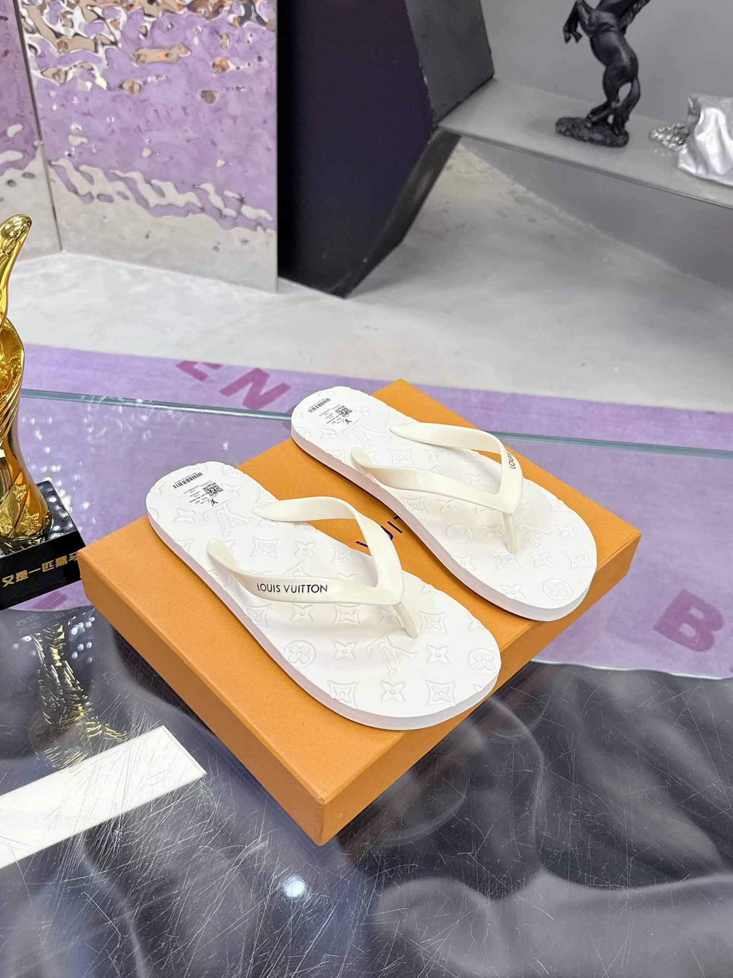 Louis Vuitton Slippers — 4235a2e0