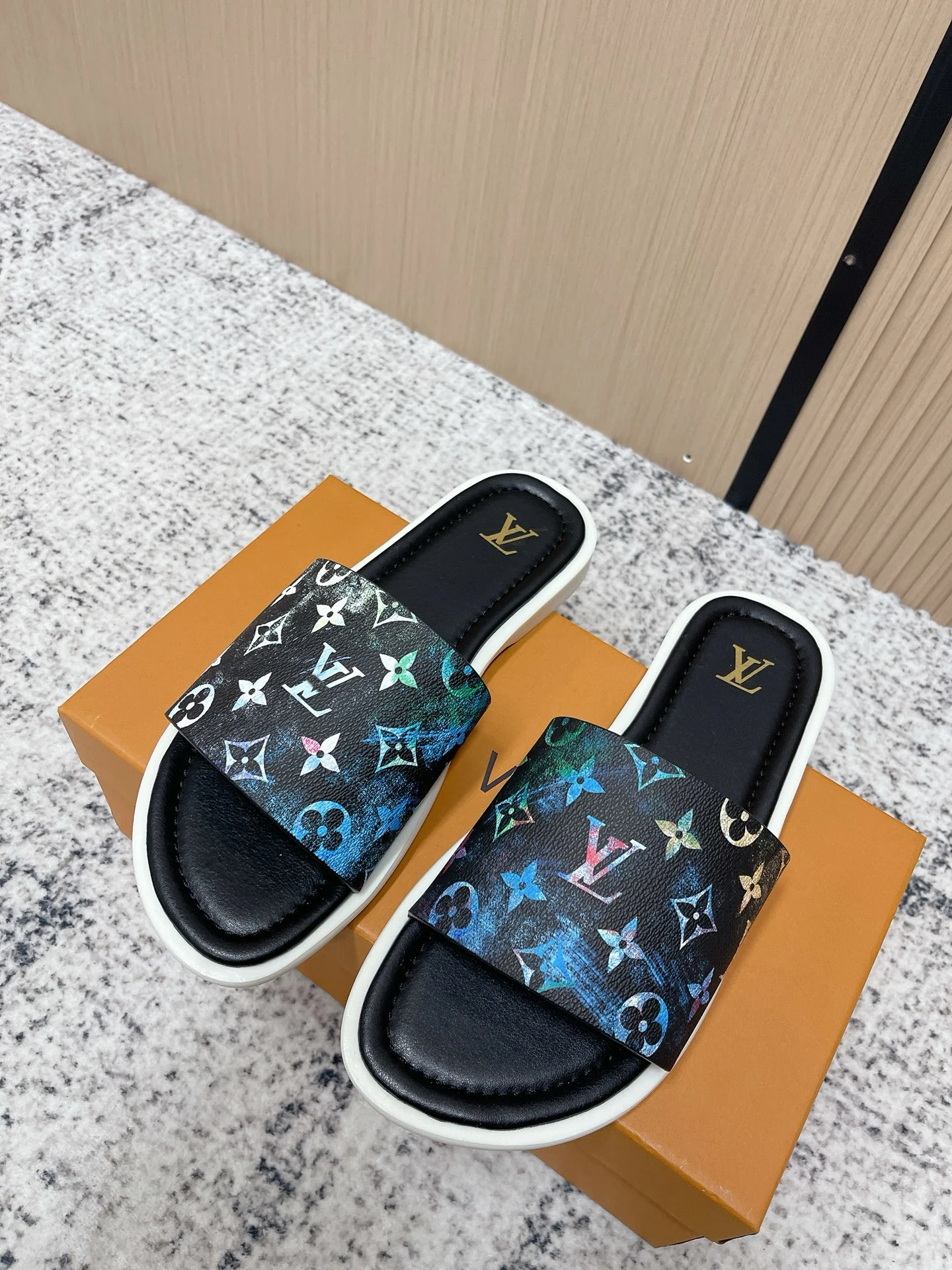 Louis Vuitton Slippers — d7970c46