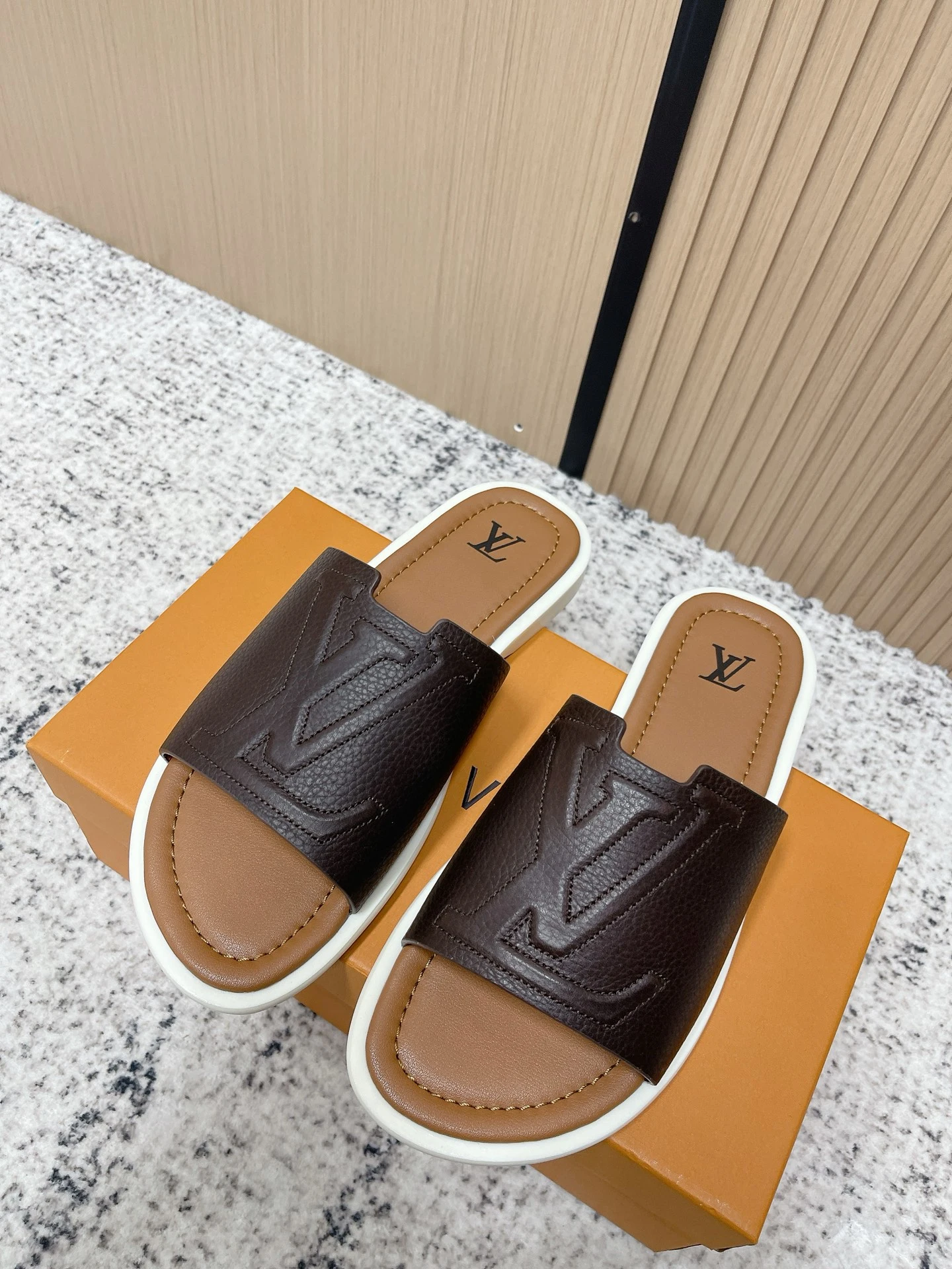 Louis Vuitton Slippers — e4087942
