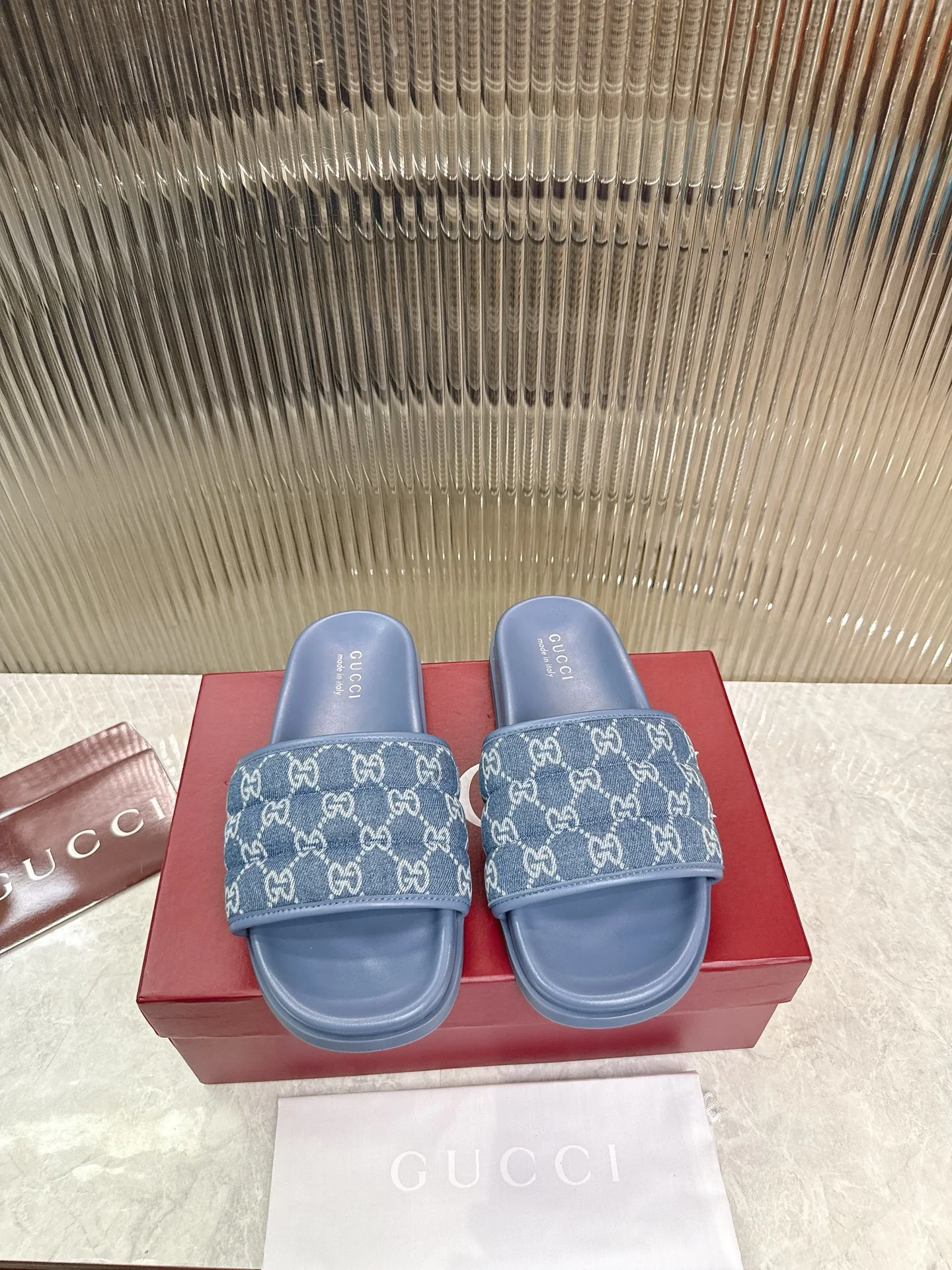 Slippers — f5f4b966