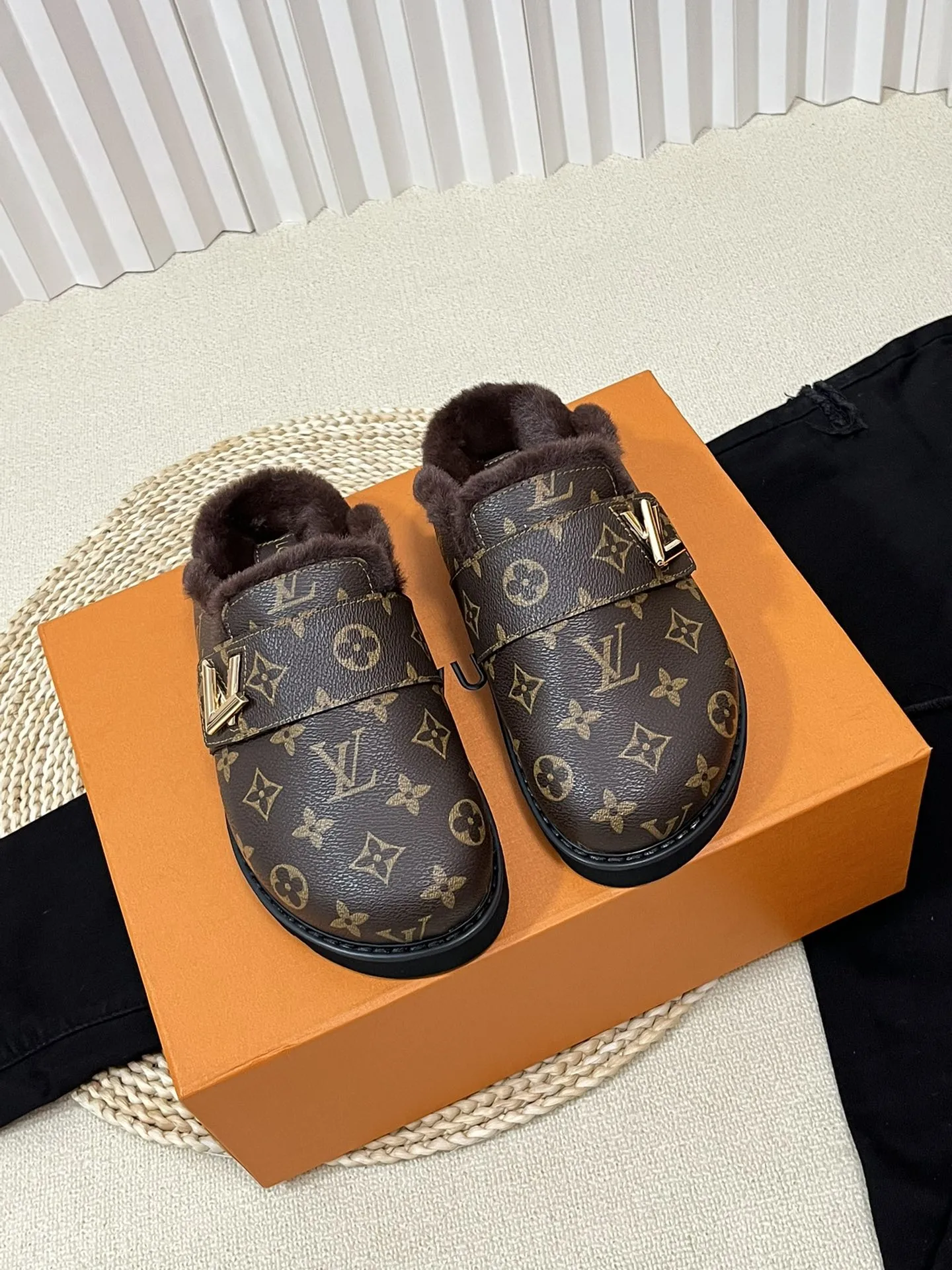 Louis Vuitton Slippers — 9a6c19b3