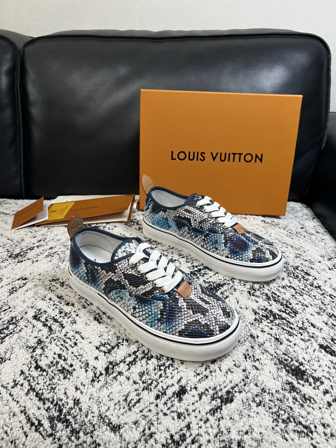 Louis Vuitton Sneakers — b34379c0