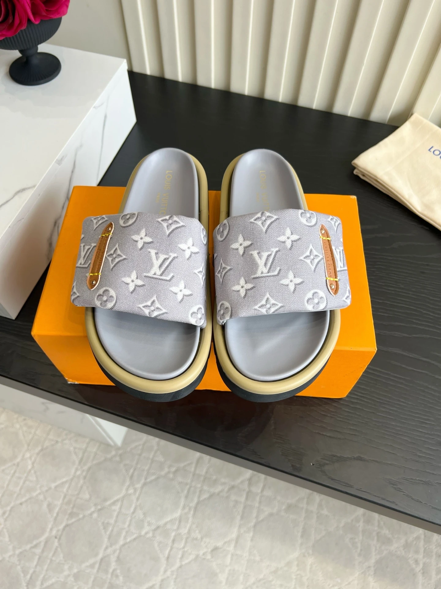 Louis Vuitton Slippers — 27e1670f