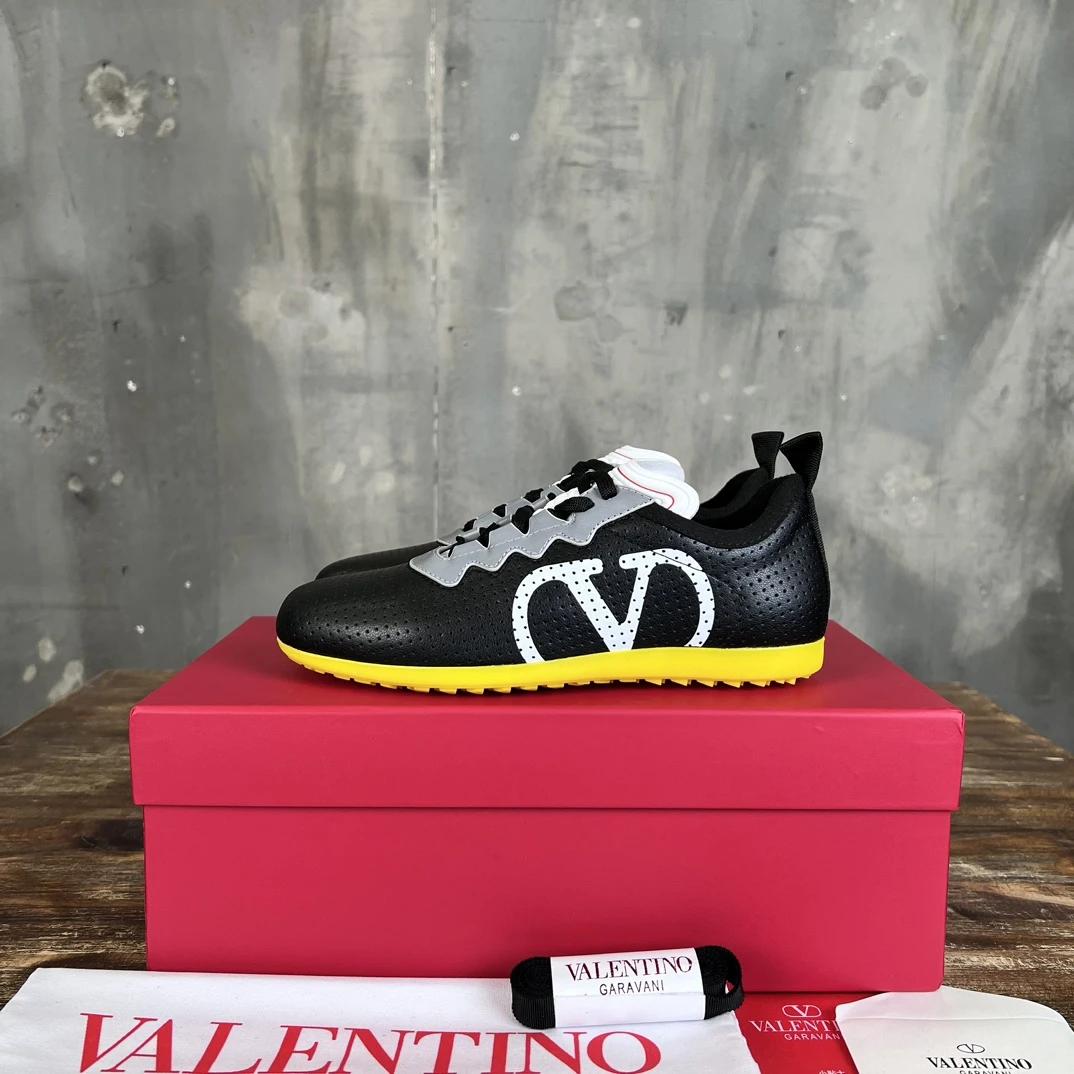 Valentino Sneakers — 18923286