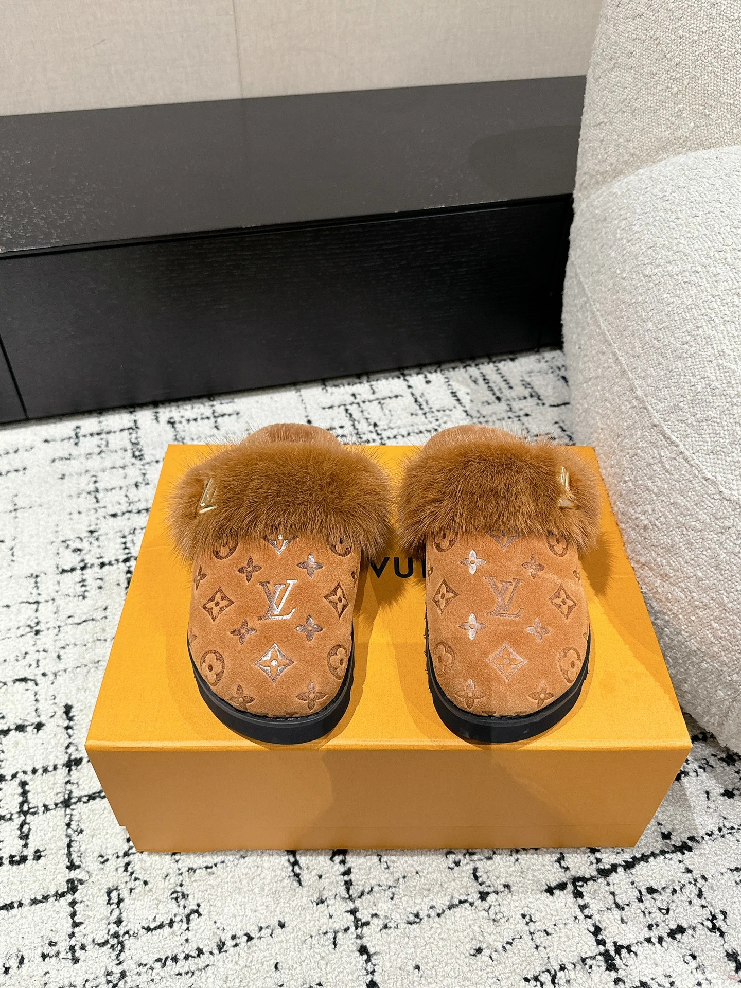 Louis Vuitton Slippers — 0a43b388