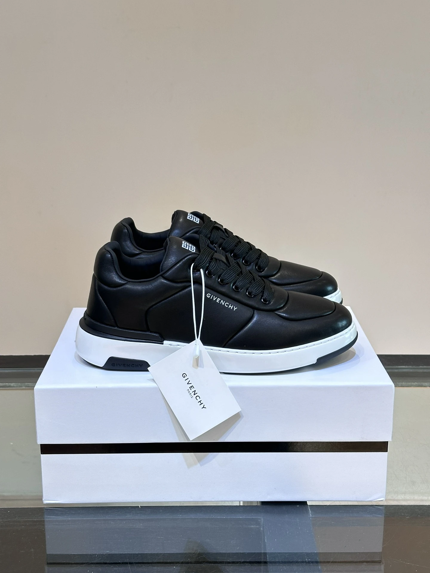 Givenchy Sneakers — 72f598e9