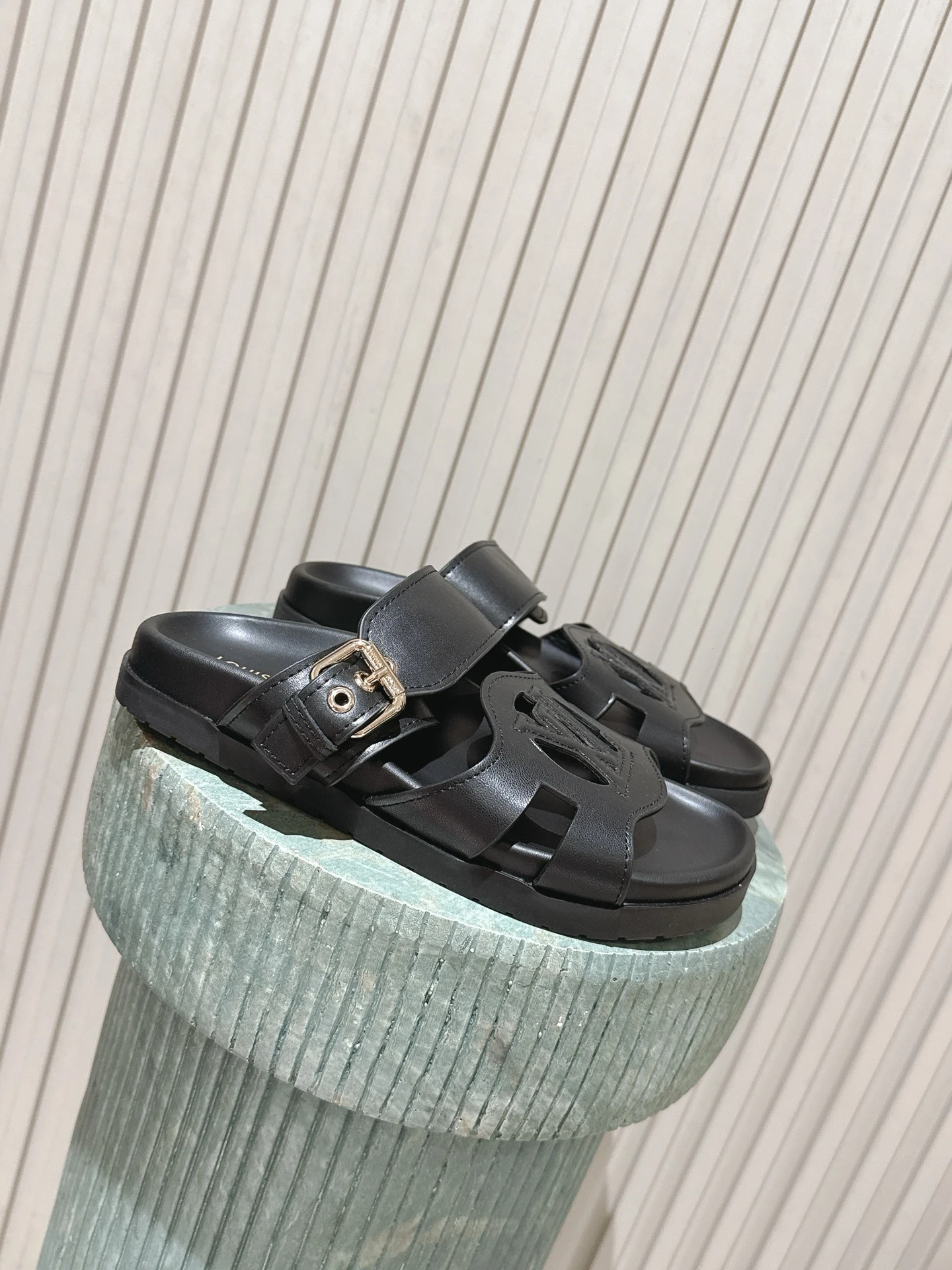 Louis Vuitton Slippers — 30e82d06
