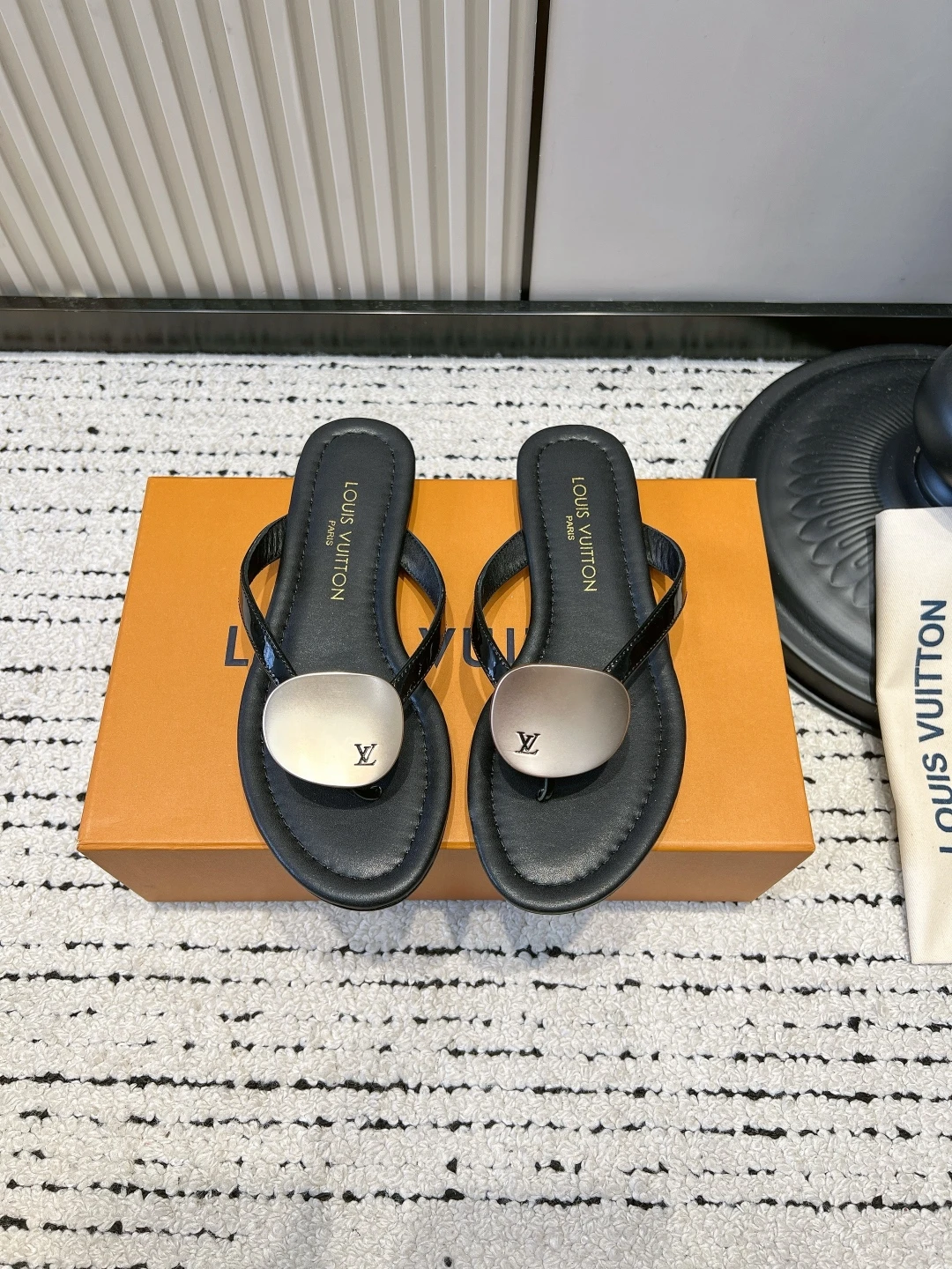 Louis Vuitton Slippers — d4ccdba3