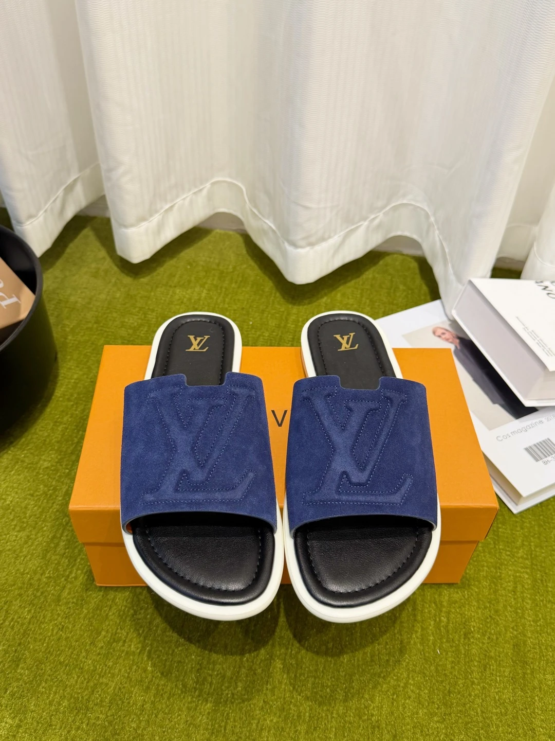 Louis Vuitton Slippers — a7749237