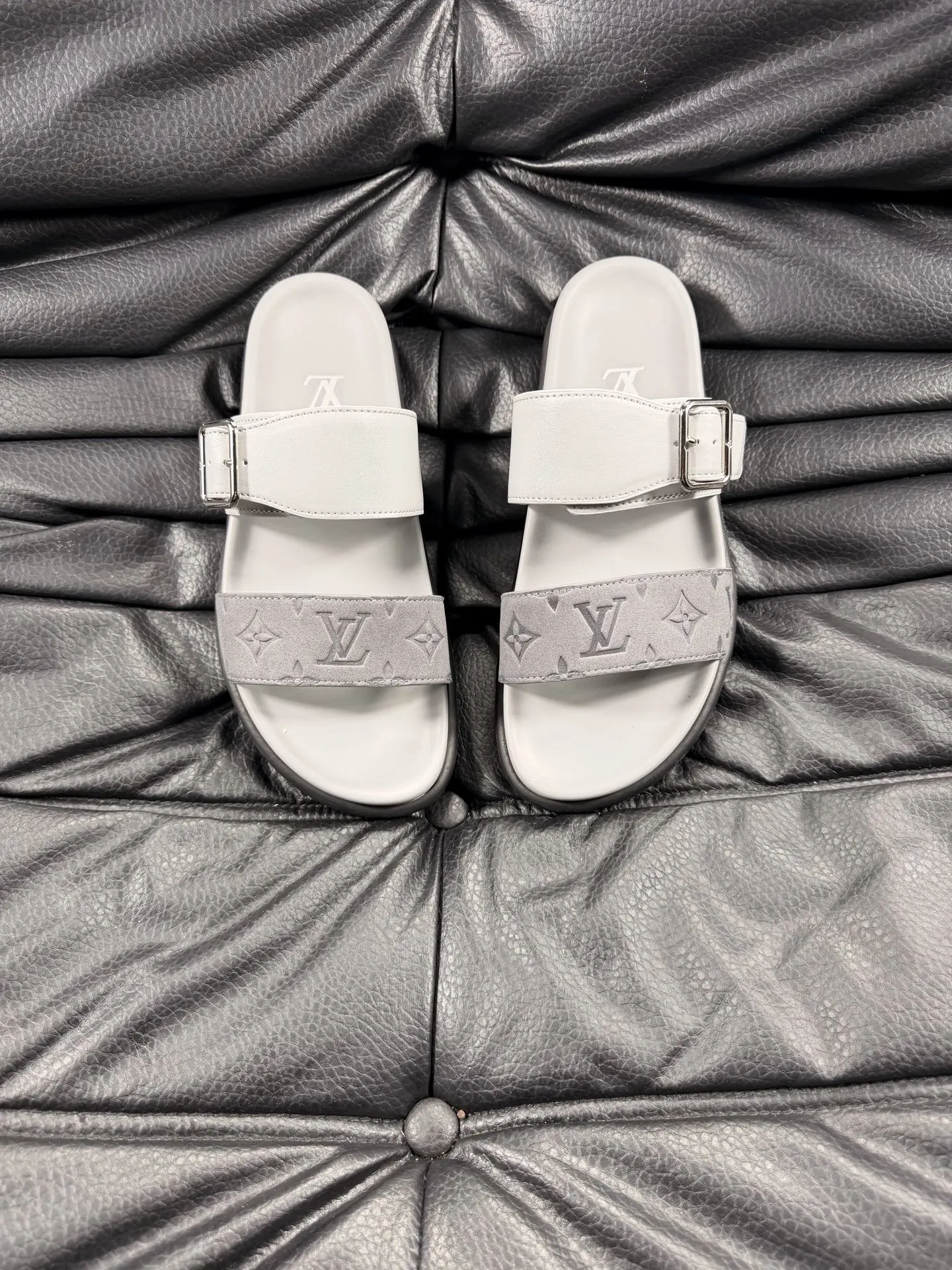 Louis Vuitton Slippers — f2da7551