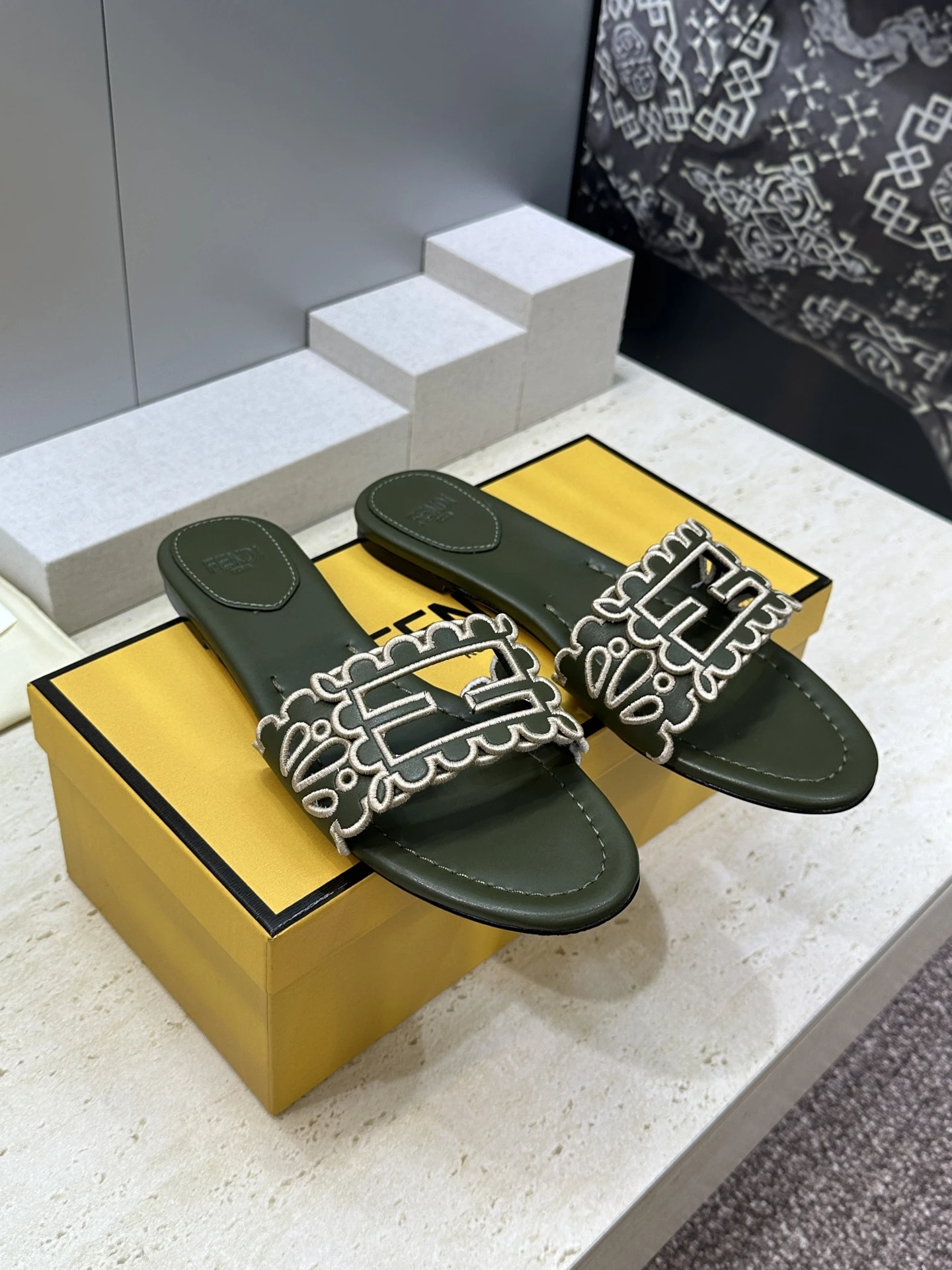 Fendi Slippers — 5a3f3f9a