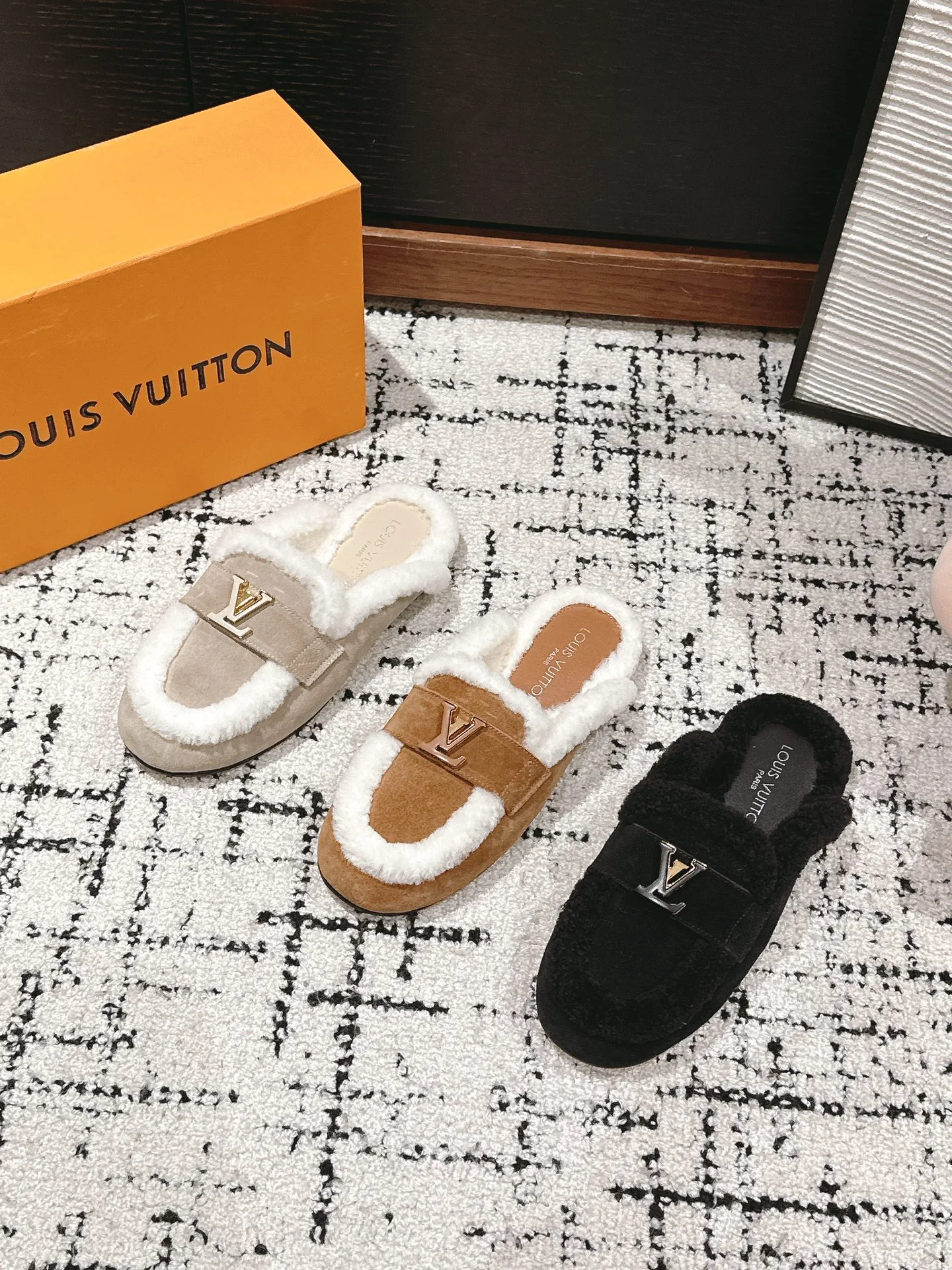 Louis Vuitton Slippers — b40b0eb4