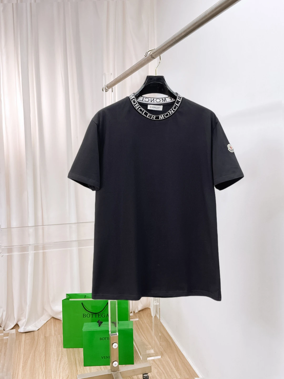 Moncler T-Shirt — 8e4670e7