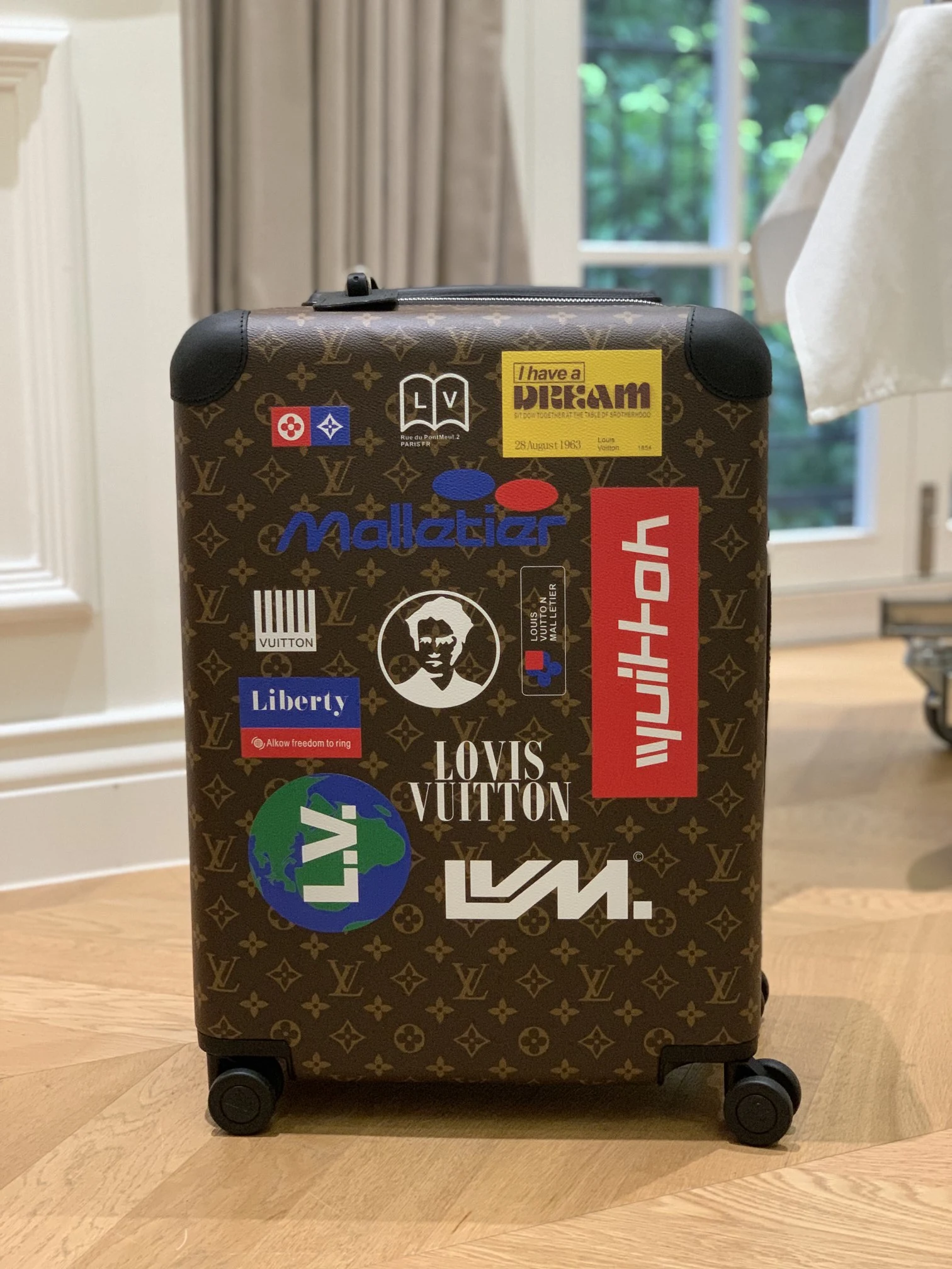 Louis Vuitton Luggage — 563ca9f5