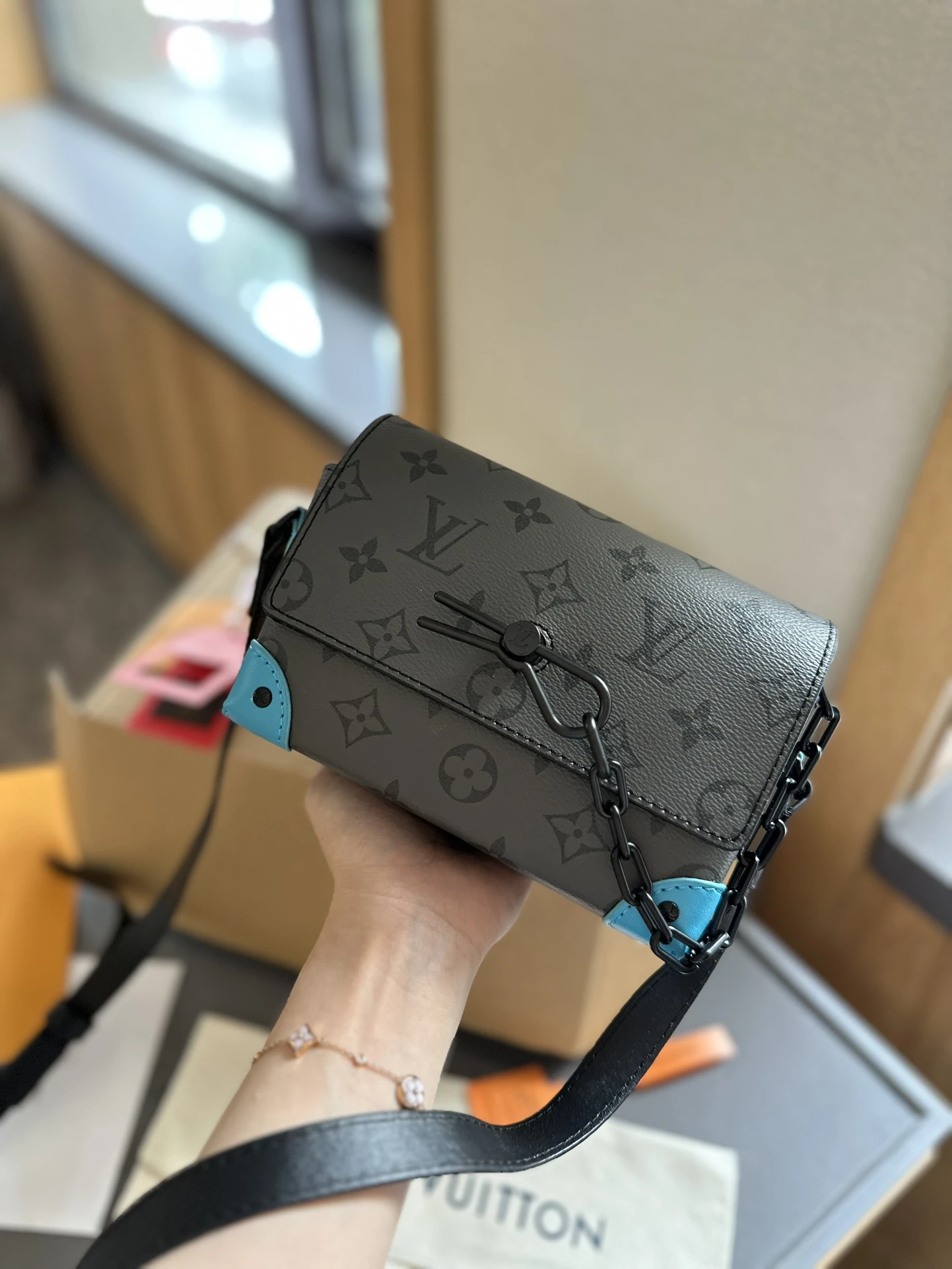 Louis Vuitton Bag — 4f7e5281