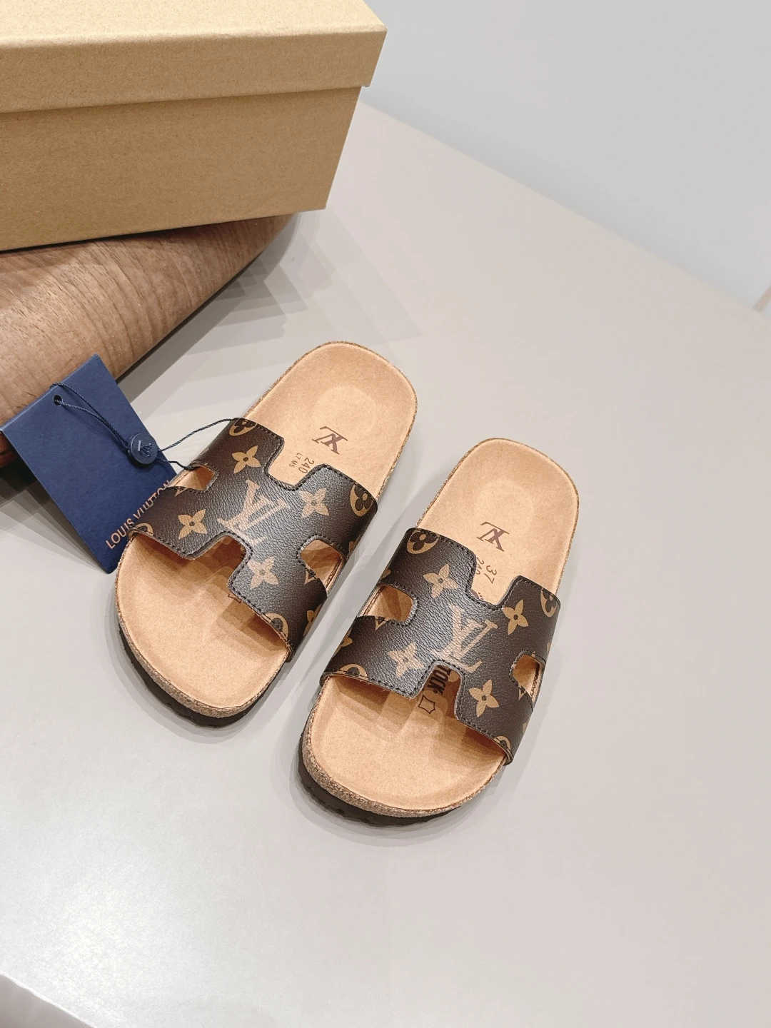 Louis Vuitton Slippers — 144325b8