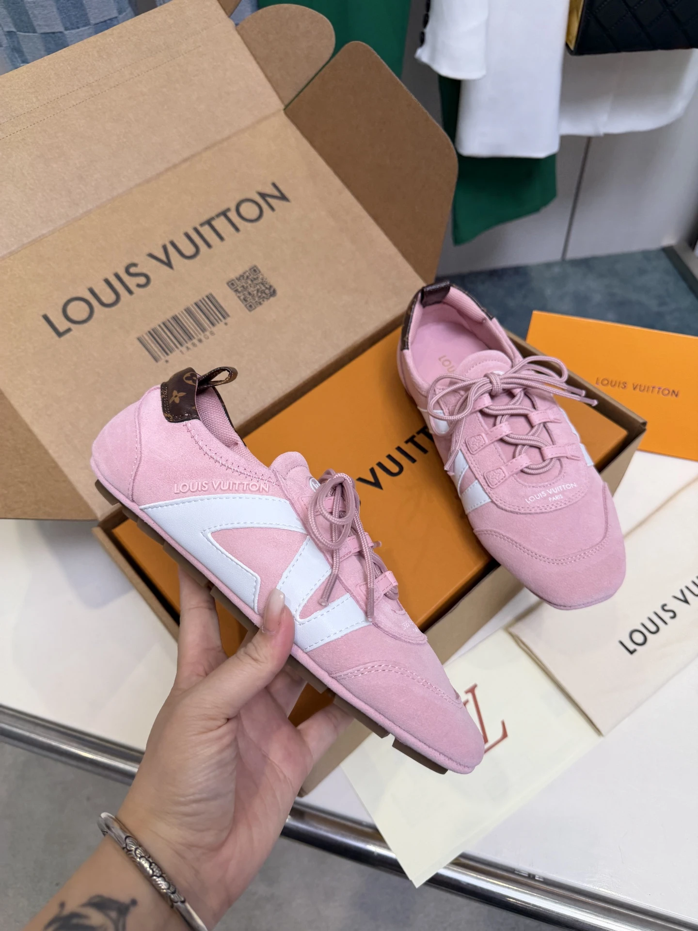 Louis Vuitton Sneakers — f47a0789